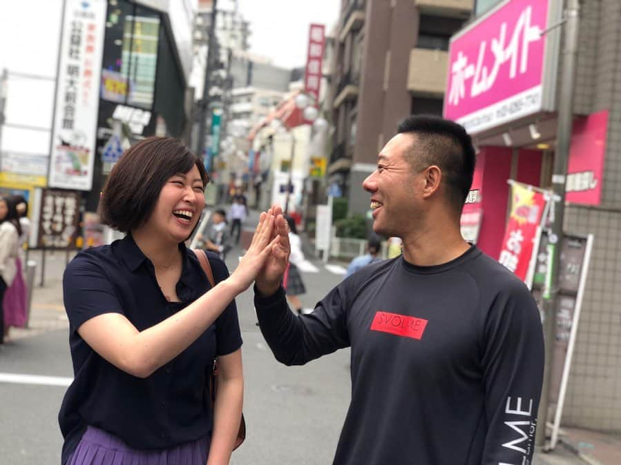 下平夏奈さんのインスタグラム写真 - (下平夏奈Instagram)「今、私が関わらせていただいている 【オキスのごぼう茶地方創生】 【アスリート交流イベント 】 の今後の展開について  MKCAFEオーナーの菊池さん(@mk_kiku )に 大手企業さんやエンターテインメント事業、 有名な俳優さんやモデルさんなど、 毎日忙しい中 打ち合わせのお時間をつくっていただきました!! : 私は、昨年の7月にプロバレーボール選手を引退し、 今メディアにもよく取り上げられている アスリートのセカンドキャリア問題に直面しました。  自分の好きなことが バレーボール以外に見つからない。 と悩んでいるときに SNSを通じてお会いすることができたのが MKCAFEの上山店長(@ue__yu ) そして、 毎日35㎞のウォーキングを 5年間継続されているMKCAFEオーナー菊池さんと お話する機会を頂き 初めてご一緒させていただいたのが 35㎞の 新宿⇒横浜 ウォーキング‼️ : 初対面の方と、6.7時間一緒に 楽しく歩くということは、 なかなか難しいことだと感じます。  途中で疲れたり、足が痛くなったりで いきなり自分のことしか考えられなくなり、 無口になる方も いらっしゃるみたいですが。  それでも安心して 話せる雰囲気を菊池さんは作ってくださったり、 どうやったら楽しんで貰えるか考え、話をしたり。 相手の居心地の良さを1番に考え ストレスのかからない道を選択されている気遣いなど 人を思いやる温かさを感じました。  誰でもいつでも、日常生活で行っている 【歩く】ということを5年間も継続。 しかも35㎞という長い距離。 そして、相手のことを思いやり、気遣い、 コミュニケーションを取られていること。 菊池さんの心の温かさに驚きを隠せなかったことを 覚えています。  そして、菊池さんには 俳優、モデル、スポーツ選手など たくさんの方と会う機会をつくっていただき、 【自分と向き合う大切な時間】を つくっていただきました!! : どんな状況でも 仲間を思いやり、守り抜く 圧倒的な強さと。 背中で語る頼もしさ。 を身近で感じ、 毎日勉強させていただいています！  この人生の中で、 菊池さんをはじめ MKCAFEの皆さんに出会えたことが 何よりも嬉しくて、 誇りに思います✨ わたしも熱い想いを受け継いで、 これから繋げていきます！！！ : まず、わたしは、 元アスリートとして 何か悩んでいる選手や、これからの道が わからなくて不安な選手。 をさまざまな角度でサポートしていきます🔥 : 何かあれば、 少しの勇気を私宛てのメッセージにください☺️ : 私の尊敬する✨  MKCAFEが味方でいてくれます！ :  #MKCAFE #東京 #新宿 #コツコツ #継続 #ウォーキング #エネルギー #パワーアップ #アスリート #セカンドキャリア #行動力 #メディア #番組配信 #発信力 #スポーツ選手 #鶏カツ #鯖バーガー #コーヒー #新宿グルメ #グルメ女子 #下平夏奈」6月25日 10時47分 - kana0412.sss