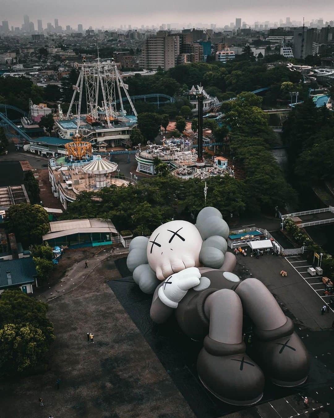 KAWSONEさんのインスタグラム写真 - (KAWSONEInstagram)「Just doing a little test this morning in a parking lot in Japan... KAWS: HOLIDAY JAPAN #KAWS @arr.allrightsreserved  1st photo by @s.yin.h second two by @nk7 🙏」6月25日 10時48分 - kaws