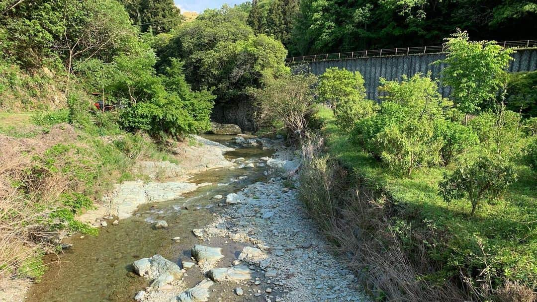 高岡薫さんのインスタグラム写真 - (高岡薫Instagram)「ゴールデンウィークに愛媛の観光をしたので載せます！(大遅刻)  田丸橋！愛媛県の内子町にある5つの屋根付橋の1つです！ ドラマ「坂の上の雲」のロケ地です！！ 自然に囲まれて、とても落ち着く場所です！すごくお気に入りの場所…！ #田丸橋 #屋根付橋 #るんばの愛媛紹介」6月25日 10時50分 - kaorumba1129