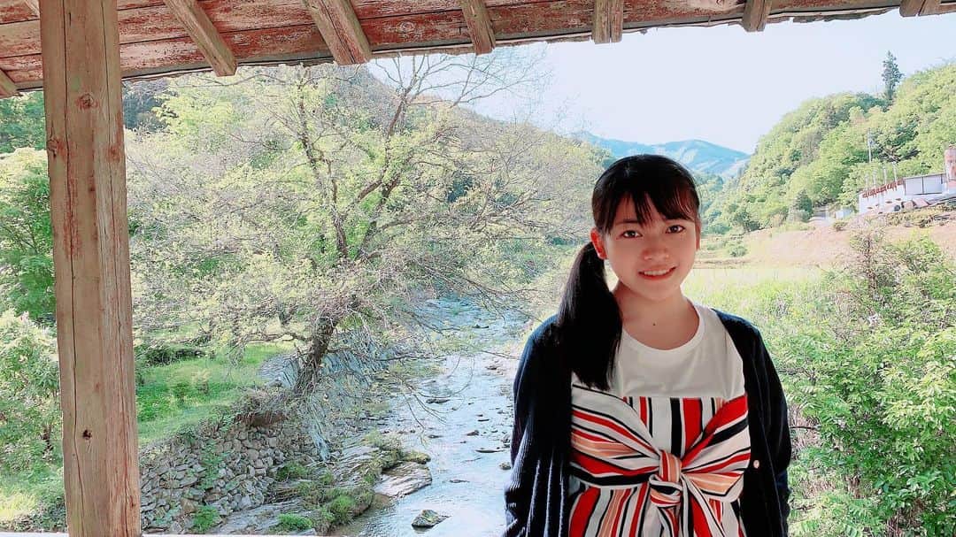 高岡薫のインスタグラム：「ゴールデンウィークに愛媛の観光をしたので載せます！(大遅刻)  田丸橋！愛媛県の内子町にある5つの屋根付橋の1つです！ ドラマ「坂の上の雲」のロケ地です！！ 自然に囲まれて、とても落ち着く場所です！すごくお気に入りの場所…！ #田丸橋 #屋根付橋 #るんばの愛媛紹介」
