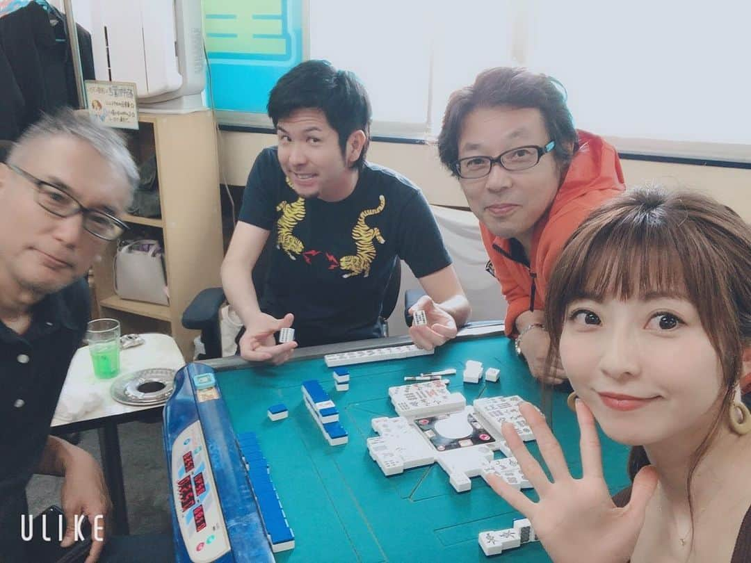 折原みかさんのインスタグラム写真 - (折原みかInstagram)「GPC著名人リーグに今期初参加 3回戦打って、成績は2着4着1着🀄️ 親の小三元上がって4着💦の2回戦目は後半苦しかったぁ(ㆀ˘･з･˘) 最強戦ルールなので赤無しなのですが、雀荘の関係で赤入ったままでやってるんです。癖でちょっと反応しちゃうんですよね笑😅 オーラス満貫欲しい点差で、赤赤ドラあるのにどう見ても1300点の手が辛かったです笑 なんか行けそうな気がしたのに反省点沢山の１日でした！！ 写真は3回戦目の面子です。 左から カイジ、アカギの漫画家 福本先生 吉本芸人の山下さん 天牌作者の来賀先生  この卓でトップ取らせてもらったのは嬉しいですね  なんてったって リーチのみを一発でツモッて裏乗せたからね💪 ・・・。 え？実力ですよ？？😑 #麻雀 #麻雀女子 #麻雀タレント #芸能人麻雀部 #漫画家 #マンガ家さん #天牌 #来賀友志 #アカギ #カイジ #福本伸行 #先生達 #同卓 #和気藹々 #吉本芸人 #山下たかあき #折原みか #自撮り部 #sサイズmodel #followme #高円寺 #ミスチョイス #満貫 #一発ツモ #ポニーテール #ココディール」6月25日 11時00分 - mikaorihara