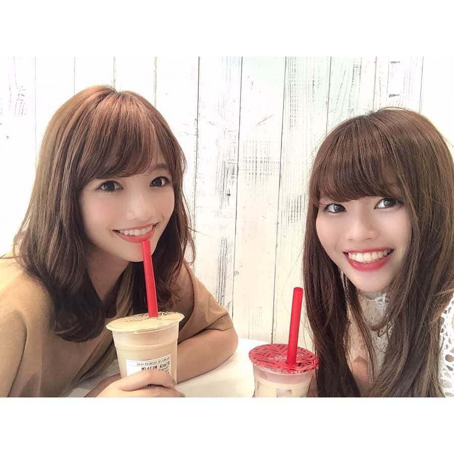 川村茉由さんのインスタグラム写真 - (川村茉由Instagram)「タピオカになぜ並ぶんだ…と あまりタピオカに興味なかった 私…。初ゴンチャ🥺 お、おいしい…はまる…！ ウーロンティーうまい♥️ 松坂屋のゴンチャ、 15分くらい並んで買えたよ😆 * 並んでたどり着いた味。 さらに美味しく感じるよなぁ😂✨ * PEEPS!のコーナー、 STUDIO PEEPSにいつも 出演してくれていた ぴちぴち現役女子大生の しおりちゃんとランチ♥️ 癒された〜！笑ったね〜！ SODAってアプリ盛れるね〜😂 * #gongcha #milktea #nagoya #nagolic #peeps #happy #love #like #instagood #follow #me #kikiyococho  #ゴンチャ #タピオカ #タピオカミルクティ #松坂屋名古屋店」6月25日 11時03分 - mayupi_k