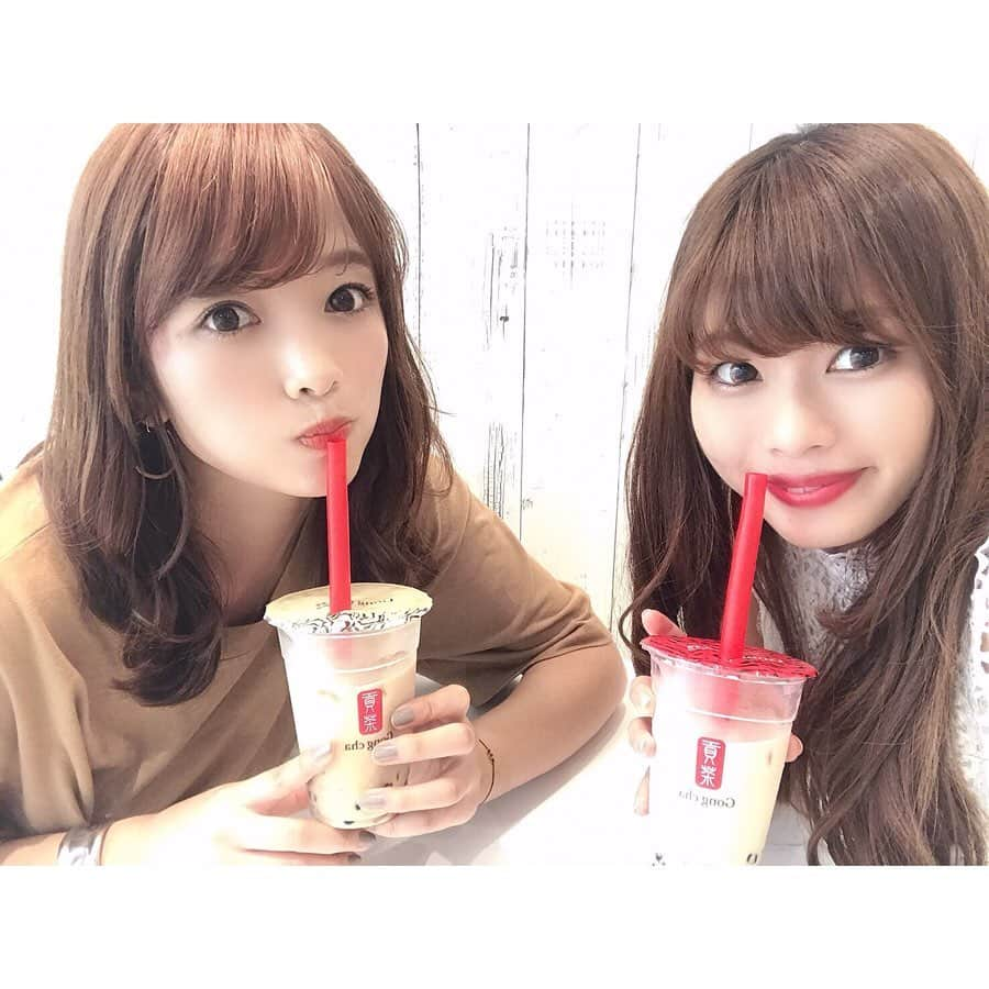 川村茉由さんのインスタグラム写真 - (川村茉由Instagram)「タピオカになぜ並ぶんだ…と あまりタピオカに興味なかった 私…。初ゴンチャ🥺 お、おいしい…はまる…！ ウーロンティーうまい♥️ 松坂屋のゴンチャ、 15分くらい並んで買えたよ😆 * 並んでたどり着いた味。 さらに美味しく感じるよなぁ😂✨ * PEEPS!のコーナー、 STUDIO PEEPSにいつも 出演してくれていた ぴちぴち現役女子大生の しおりちゃんとランチ♥️ 癒された〜！笑ったね〜！ SODAってアプリ盛れるね〜😂 * #gongcha #milktea #nagoya #nagolic #peeps #happy #love #like #instagood #follow #me #kikiyococho  #ゴンチャ #タピオカ #タピオカミルクティ #松坂屋名古屋店」6月25日 11時03分 - mayupi_k