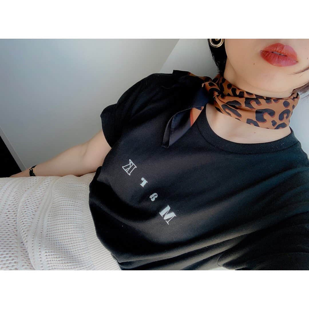 芦田美歩さんのインスタグラム写真 - (芦田美歩Instagram)「.﻿ .﻿ .﻿ MarK(@mark_japan_2019)の﻿ Tシャツを合わせたコーデ☺︎﻿ ﻿ コットン100%で快適に涼しく着れます！﻿ ﻿ 最近改めて思うのは"お洒落は我慢"ってよく言うけど そんなの嫌かもってこと🥺﻿ ﻿ 着心地が良いものだとより伸び伸びと1日を過ごせるし そういうモノを選びたい！﻿ ﻿ みんなは服を選ぶ時、何を重視する？？？🌱﻿ .﻿ .﻿ .﻿ #今日のコーデ #MarK #マーク #ロゴt #やっぱり首にはスカーフ #濃いめリップ #みんなでTシャツお揃いで着よう大作戦」6月25日 11時06分 - a.mifu_cial