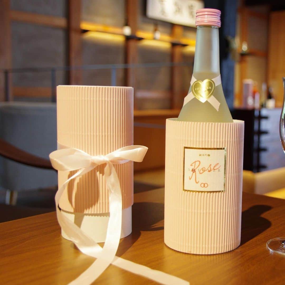 通潤酒造株式会社さんのインスタグラム写真 - (通潤酒造株式会社Instagram)「純米吟醸「ソワニエ ローズ」。 熊本県山都町産の酒米「華錦」と、酵母には「くまもと酵母」を採用し、ゆっくりと醸した純米吟醸酒です。 フルーティな香りですっきりとした口あたりになり、女性の方にも喜ばれる味わいとなりました^ ^ パッケージも淡いピンクとリボンを付け、可愛らしく仕上げました。 贈りものにもおすすめです☺️ 商品詳細はプロフィールのリンクより掲載しています！  #熊本 #山都町 #通潤酒造 #寛政蔵 #酒蔵  #酒 #日本酒 #熊本の酒  #華錦  #酒造 #酒蔵巡り  #酒スタグラム #飲酒タグラム #日本酒タグラム  #日本庭園 #熊本旅行 #日本酒女子 #日本酒男子  #日本酒で乾杯 #日本酒ギフト  #sake #japanesesake #sakegram #sakelover #sakebrewery #instasake #nihonshu  #kumamoto」6月25日 11時06分 - tuzyun