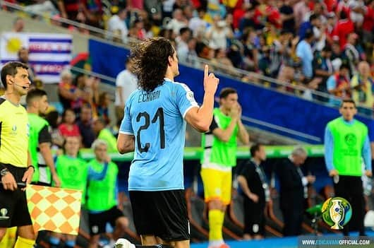 エディンソン・カバーニさんのインスタグラム写真 - (エディンソン・カバーニInstagram)「#CHILE 0-1  #URUGUAY  #CopaAmerica #CHIURU 💪💪🇺🇾」6月25日 11時06分 - cavaniofficial21