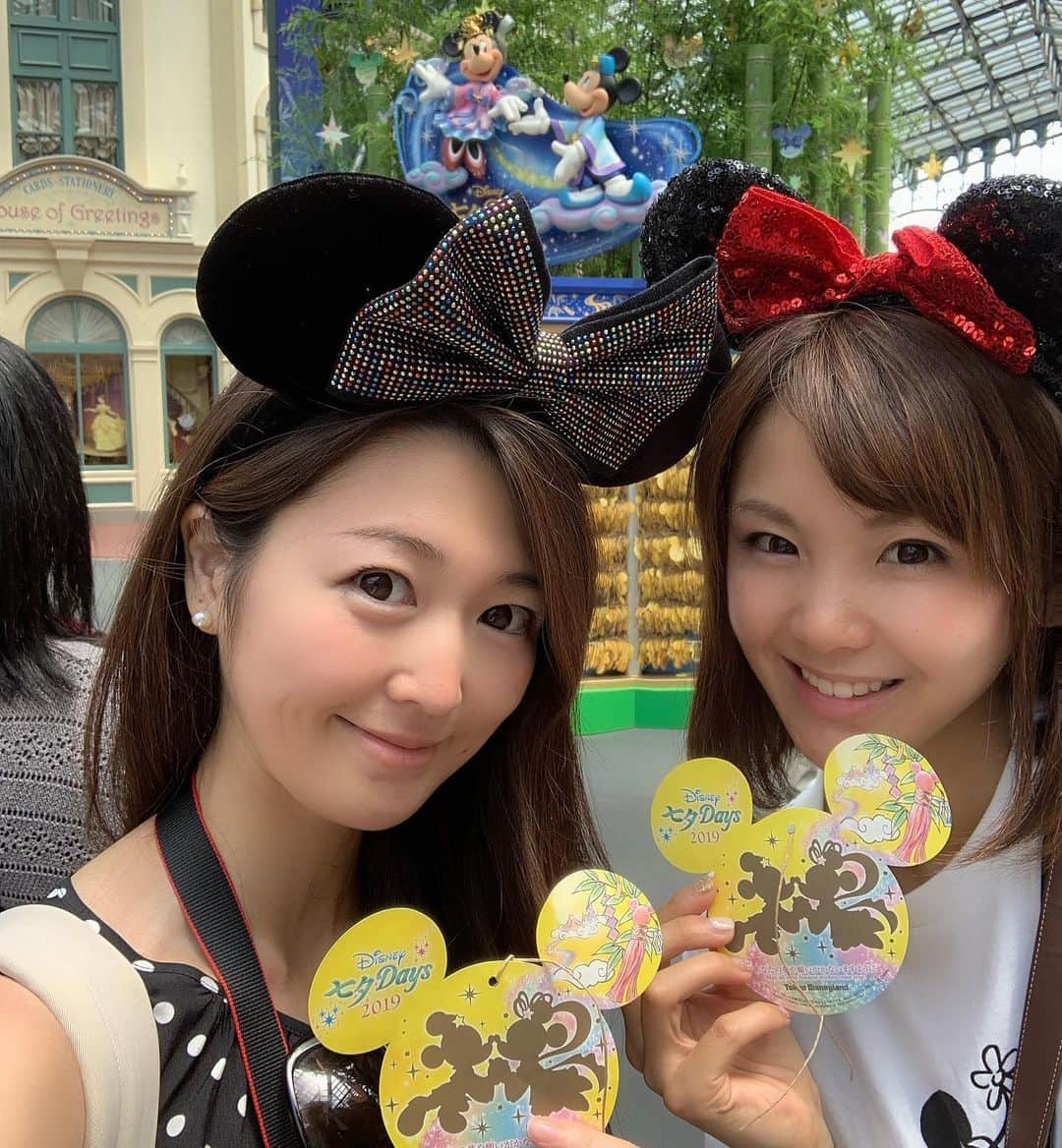 花田浩菜のインスタグラム：「#子連れディズニー 記録👶 . . ちょうど#七夕ディズニー のシーズンだったので🎋短冊にお願いごとも書いたり、七夕のパレードも見れたり👶 私も好き&赤ちゃんたくさんのイッツアスモールワールドも15分待ち、あとは5分待ちとかかなり空いてて😍 いくつか乗り物も乗れたり、2人とも同時にお昼寝してくれてゆっくりお茶したりお土産買えたり❤️な母的にも満足なスケジュールでした😊🙆‍♀️ . . 体力のない母は朝から遊んで夕方解散でちょうどよく😂、のんびりディズニー楽しかった〜💕 初めて乗ってみたトゥーンタウンにあるカートゥーンスピンは、うちの子超絶怖がりなので、並んでいるところから暗くて怖かったみたいで乗り終わりまでずっと顔が恐怖に凍ってた😂😂😂ごめんw カントリーベアシアターは予想以上におとなしく最後まで見入ってたし、最後の方に行ったので親はだいぶ休憩できちょうどよかったです❤️笑 脱走しないか心配だったけどw、ちゃんと見れるようになってきたんだな👶 . . 前行った時はちょうど一年前のまだ寝たきりのベビちゃんだったので、 乗り物も2個くらいしか乗ってないし、4歳の姪っ子の付き添いでいった感じなのでシェフミッキーでディズニー楽しむ感じだったけれど、 今回は目を輝かせて『キー😍（ミッキーのこと）』と言ってたり、歩き回って楽しそうだったし、お友達との絡みも人間らしくなってきて😂笑 おちびちゃん2人が可愛すぎた✨ 前より大変なことも増えたけれど、その分前より本人もとても楽しんでいて、帰ってからもテンション高かった息子👶 何よりだ❤️ . . #1歳児連れディズニー 、スケジュールや買ったお土産などもプロフィールから飛べるブログにまとめています😊 . . #1歳８ヶ月 #1歳9ヶ月 #東京ディズニーランド #ディズニーランド  #ミッキー #ディズニー好きな人と繋がりたい #赤ちゃん連れ #赤ちゃんのいる生活 #男の子ママ #ママライフ #夢の国 #成長記録 #子育て #ig_oyabakabu #happy #happydays」