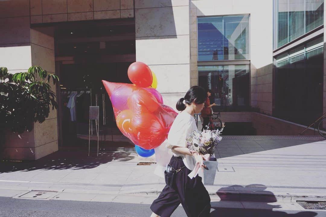 山本真由美さんのインスタグラム写真 - (山本真由美Instagram)「. 🎈🎈💐 . 風船人間 . . #風船 #balloon #ballons #omotesando #📸 #カメラ女子 #likeforfollow  #likeforlikes #japan #tokyo #路地裏 #散歩 #flower #with #colorful #color #nature  #art #daily #everyday  #photography #お仕事 #woman #風船人間 #ふうせん #一眼レフ」6月25日 11時12分 - mayumi_yamamoto.official