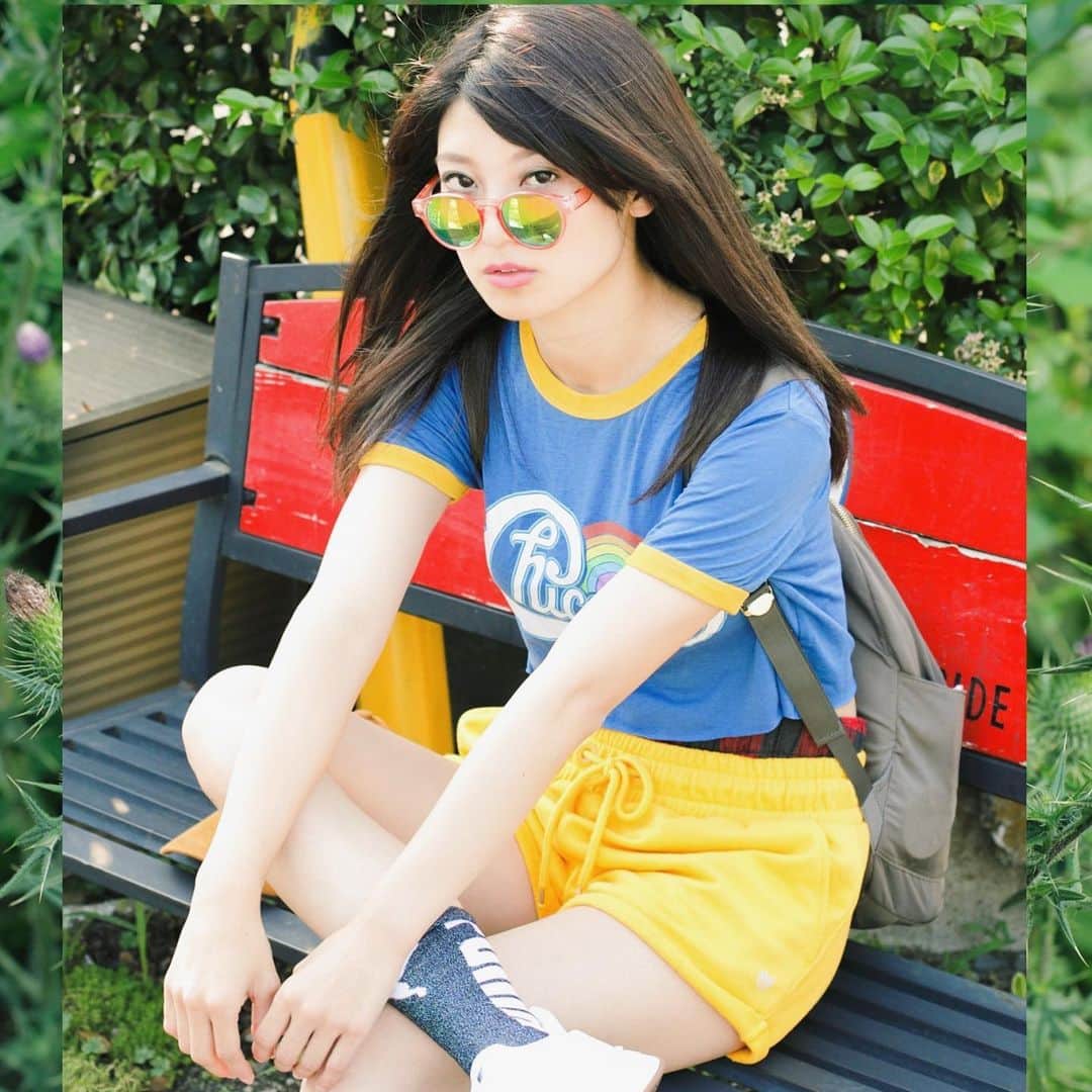 のインスタグラム：「Good morning❤️ 服はシカゴなんだけど、気分はLA（笑）場所は福生...w  #portrait #photography #summerlook #summervibes🌞 #japanesegirl #japanesmodel #blacklonghair #blackhair #カメラ女子 #カメラ好き #真夏コーデ #夏コーデ #黒髪女子 #黒髪ロング #ファインダー越しの世界 #ヨッシーの世界 #レースクイーン #followme」
