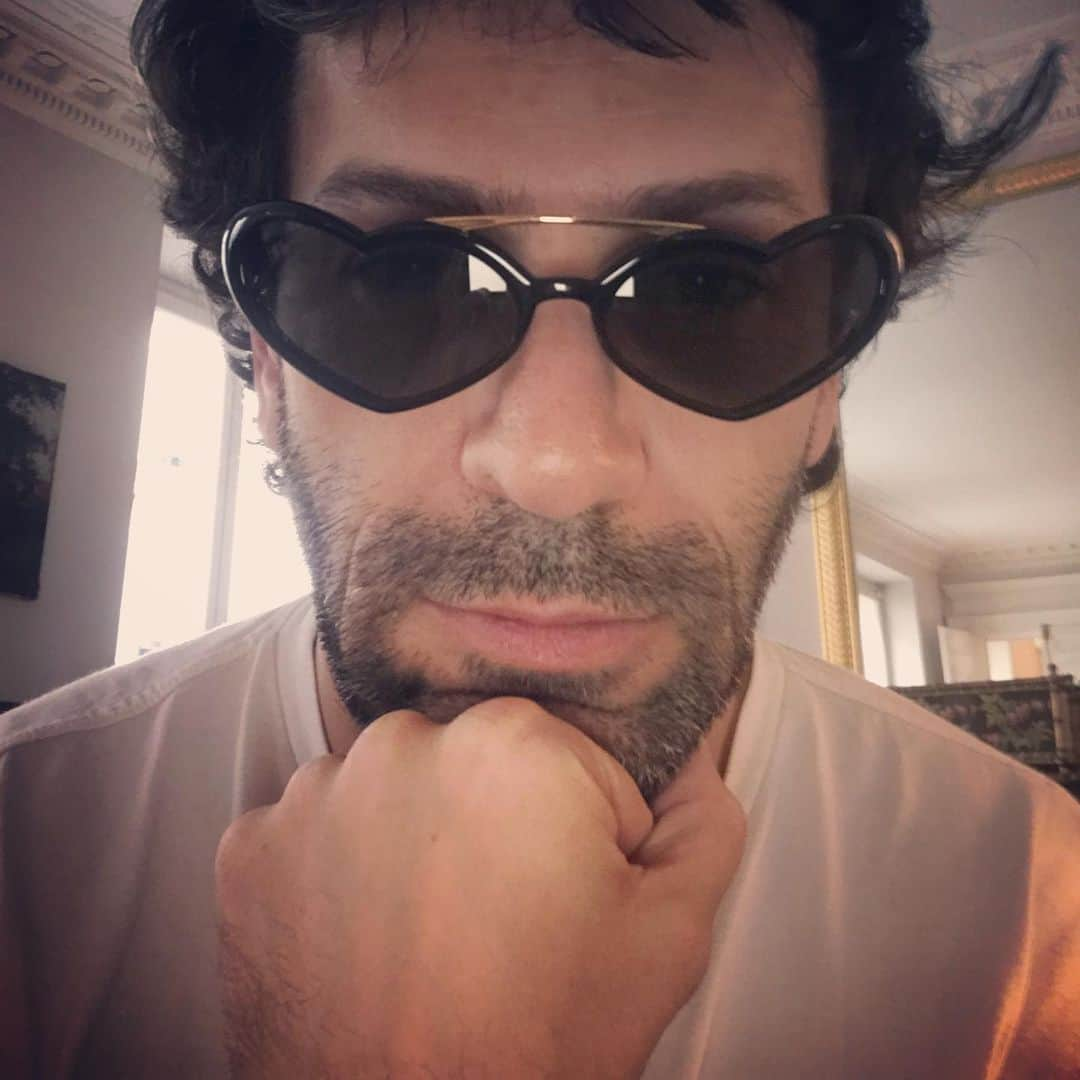 アレクシマビーユさんのインスタグラム写真 - (アレクシマビーユInstagram)「Haute Couture J-7 Hearts Glasses @alexismabille #alexismabille #morninglight #sunglasses #heartshape #thinking #fittings #beard #curls #summervibes」6月25日 16時43分 - alexismabille