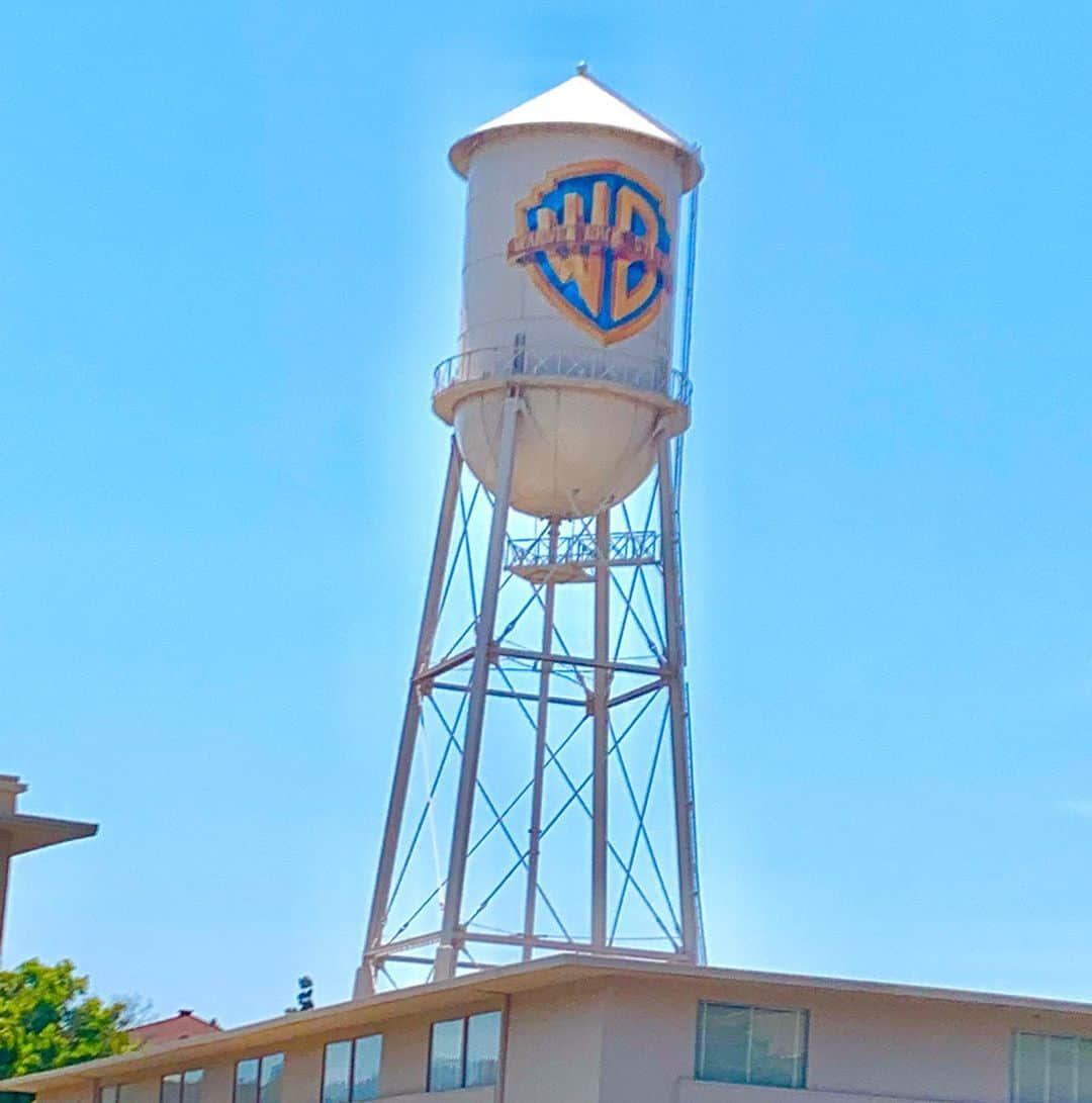 ロレンツォ・クリセティグのインスタグラム：「Warner Bros. Studio Hollywood 🎬#wbstudiotour #warnerbrosstudios #losangeles #thedarkknight #harrypotter #wonderwoman #aquaman #dc」