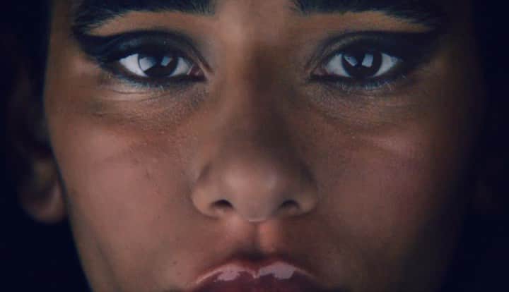 ホステス・エンタテインメントのインスタグラム：「英R&Bシンガー、アマ @amasthetic が最新シングル「Real」のMVを公開📽️ #nike や#supreme の映像を手掛ける気鋭クリエーターのウィル・リードがディレクターを担当📣ファッション業界から注目を集める彼女の衣装にも注目👀」