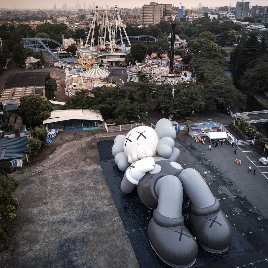 HYPEBEASTさんのインスタグラム写真 - (HYPEBEASTInstagram)「@hypebeastart: @kaws’ ‘HOLIDAY’ sculpture will be making a stop by Mount Fuji. The 40-meters-long traveling COMPANION will be on display at Fujinomiya’s Fumotoppara Camping Ground in Shizuoka from July 18 to 24, where KAWS himself will arrive on opening day to kick off the exhibition. Swipe to check out the accompanying limited-edition collectibles, made with @arr.allrightsreserved, which will be available exclusively at DING DONG Takuhaibin’s online store starting July 18. Photo: @rkrkrk / AllRightsReserved Ltd」6月25日 11時20分 - hypebeast