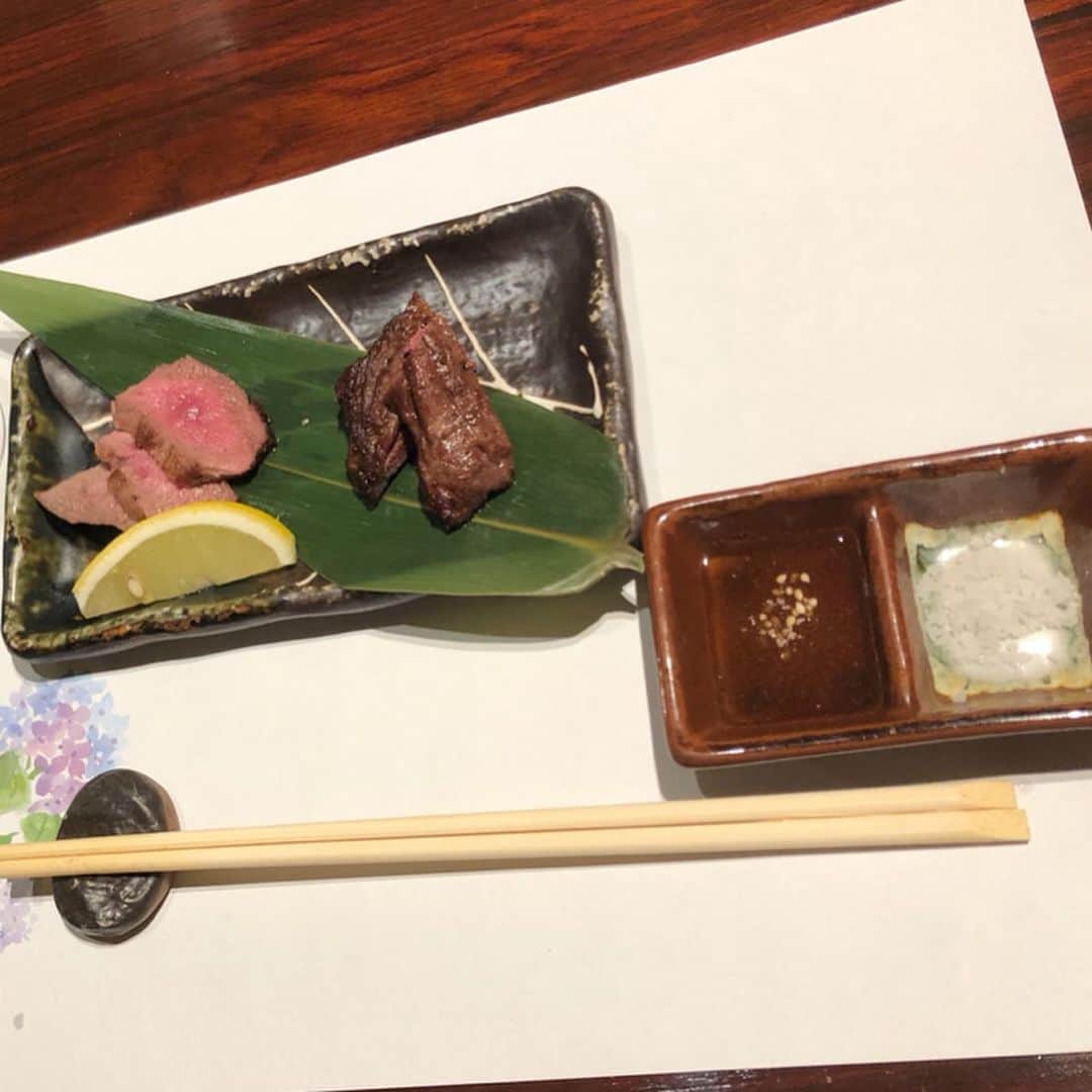 世手子さんのインスタグラム写真 - (世手子Instagram)「If you go here, you can enjoy the best hospitality(*´◒`*) The finest sirloin is exceptional(^_^)v https://item.woomy.me/c/47002 @nikukabuku  新宿#肉かぶく 行ってきたょ(=^▽^)σ どんな疲れも吹っ飛ぶおもてなし( ✌︎'ω')✌︎ 前菜は、茄子のおひたしと贅沢！生わさびと山芋のとろける #肉そうめん っっ 鮮度もバッチリっっ  本日のスープは牛骨スープ٩( 'ω' )و  #特上タン　岩塩とレモンで #特選ハラミ　自家製のタレで  幸せっっ 全部柔らかで美味しいっっ  グリーンサラダもさっぱりっっ  接客もバッチリの #おもてなし です(๑˃̵ᴗ˂̵) 濃厚ビーフシチューもトロトロ濃厚でした(*⁰▿⁰*) 和牛　モモ肉のたたき　山葵ヴィネグレットソースも柔らかすぎて堪能っっ  厳選　和牛A5のサーロイン の焼きもトロけるうまさっっ  今年一番かもしれないっっ  ラストメインは、【名物】特選Ａ５サーロインのひとくち焼きすき丼 っっ こりゃやばい美味しすぎました|(￣3￣)| シメはさっぱり稲庭うどんっっ だれがシャーベットでひんやり楽しめる美しさでした（≧∇≦） デザートはイチゴと粒あんのブランマンジェ と紅茶（´-`）.｡oO 夢のようなひと時っっ #nailmatic でオシャレにコーデしてきてよかったU^ェ^U #ネイルマティック も映えるステキなお店っっ #人生で一度 は行ってほしいお店(=´∀｀)人(´∀｀=) 新宿 肉かぶくで調べてみてね٩(^‿^)۶ 肉パワーで今日のライブ頑張る！！！ Casting by @woomy.restaurant #ピアス：#ルピス @queen.lupis (v0247)」6月25日 11時35分 - rojide
