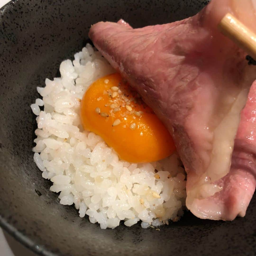 世手子さんのインスタグラム写真 - (世手子Instagram)「If you go here, you can enjoy the best hospitality(*´◒`*) The finest sirloin is exceptional(^_^)v https://item.woomy.me/c/47002 @nikukabuku  新宿#肉かぶく 行ってきたょ(=^▽^)σ どんな疲れも吹っ飛ぶおもてなし( ✌︎'ω')✌︎ 前菜は、茄子のおひたしと贅沢！生わさびと山芋のとろける #肉そうめん っっ 鮮度もバッチリっっ  本日のスープは牛骨スープ٩( 'ω' )و  #特上タン　岩塩とレモンで #特選ハラミ　自家製のタレで  幸せっっ 全部柔らかで美味しいっっ  グリーンサラダもさっぱりっっ  接客もバッチリの #おもてなし です(๑˃̵ᴗ˂̵) 濃厚ビーフシチューもトロトロ濃厚でした(*⁰▿⁰*) 和牛　モモ肉のたたき　山葵ヴィネグレットソースも柔らかすぎて堪能っっ  厳選　和牛A5のサーロイン の焼きもトロけるうまさっっ  今年一番かもしれないっっ  ラストメインは、【名物】特選Ａ５サーロインのひとくち焼きすき丼 っっ こりゃやばい美味しすぎました|(￣3￣)| シメはさっぱり稲庭うどんっっ だれがシャーベットでひんやり楽しめる美しさでした（≧∇≦） デザートはイチゴと粒あんのブランマンジェ と紅茶（´-`）.｡oO 夢のようなひと時っっ #nailmatic でオシャレにコーデしてきてよかったU^ェ^U #ネイルマティック も映えるステキなお店っっ #人生で一度 は行ってほしいお店(=´∀｀)人(´∀｀=) 新宿 肉かぶくで調べてみてね٩(^‿^)۶ 肉パワーで今日のライブ頑張る！！！ Casting by @woomy.restaurant #ピアス：#ルピス @queen.lupis (v0247)」6月25日 11時35分 - rojide