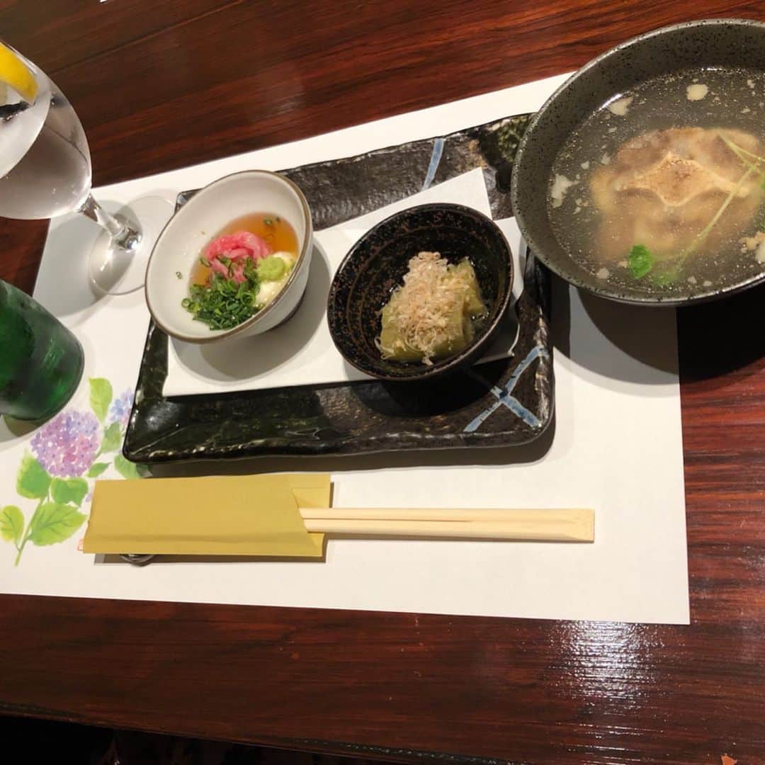 世手子さんのインスタグラム写真 - (世手子Instagram)「If you go here, you can enjoy the best hospitality(*´◒`*) The finest sirloin is exceptional(^_^)v https://item.woomy.me/c/47002 @nikukabuku  新宿#肉かぶく 行ってきたょ(=^▽^)σ どんな疲れも吹っ飛ぶおもてなし( ✌︎'ω')✌︎ 前菜は、茄子のおひたしと贅沢！生わさびと山芋のとろける #肉そうめん っっ 鮮度もバッチリっっ  本日のスープは牛骨スープ٩( 'ω' )و  #特上タン　岩塩とレモンで #特選ハラミ　自家製のタレで  幸せっっ 全部柔らかで美味しいっっ  グリーンサラダもさっぱりっっ  接客もバッチリの #おもてなし です(๑˃̵ᴗ˂̵) 濃厚ビーフシチューもトロトロ濃厚でした(*⁰▿⁰*) 和牛　モモ肉のたたき　山葵ヴィネグレットソースも柔らかすぎて堪能っっ  厳選　和牛A5のサーロイン の焼きもトロけるうまさっっ  今年一番かもしれないっっ  ラストメインは、【名物】特選Ａ５サーロインのひとくち焼きすき丼 っっ こりゃやばい美味しすぎました|(￣3￣)| シメはさっぱり稲庭うどんっっ だれがシャーベットでひんやり楽しめる美しさでした（≧∇≦） デザートはイチゴと粒あんのブランマンジェ と紅茶（´-`）.｡oO 夢のようなひと時っっ #nailmatic でオシャレにコーデしてきてよかったU^ェ^U #ネイルマティック も映えるステキなお店っっ #人生で一度 は行ってほしいお店(=´∀｀)人(´∀｀=) 新宿 肉かぶくで調べてみてね٩(^‿^)۶ 肉パワーで今日のライブ頑張る！！！ Casting by @woomy.restaurant #ピアス：#ルピス @queen.lupis (v0247)」6月25日 11時35分 - rojide