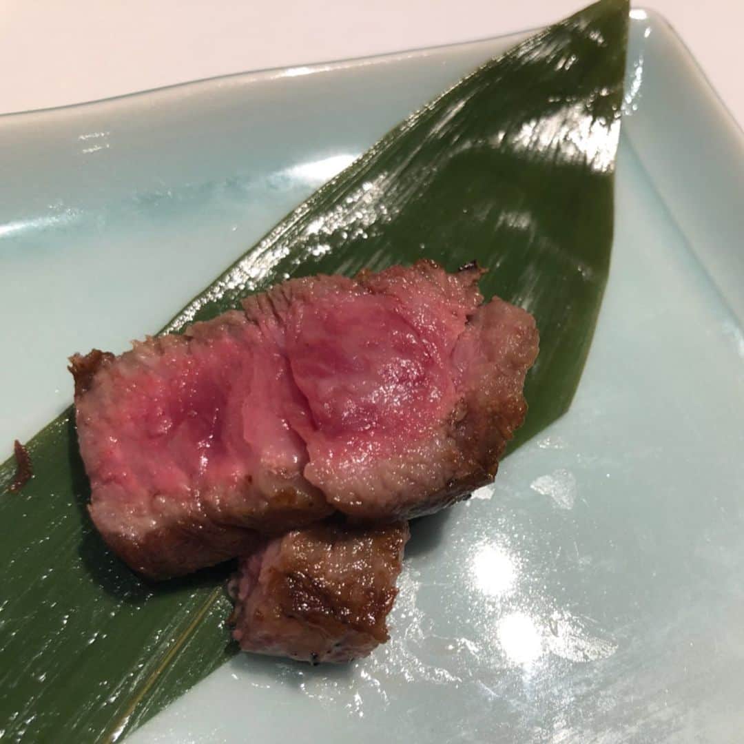 世手子さんのインスタグラム写真 - (世手子Instagram)「If you go here, you can enjoy the best hospitality(*´◒`*) The finest sirloin is exceptional(^_^)v https://item.woomy.me/c/47002 @nikukabuku  新宿#肉かぶく 行ってきたょ(=^▽^)σ どんな疲れも吹っ飛ぶおもてなし( ✌︎'ω')✌︎ 前菜は、茄子のおひたしと贅沢！生わさびと山芋のとろける #肉そうめん っっ 鮮度もバッチリっっ  本日のスープは牛骨スープ٩( 'ω' )و  #特上タン　岩塩とレモンで #特選ハラミ　自家製のタレで  幸せっっ 全部柔らかで美味しいっっ  グリーンサラダもさっぱりっっ  接客もバッチリの #おもてなし です(๑˃̵ᴗ˂̵) 濃厚ビーフシチューもトロトロ濃厚でした(*⁰▿⁰*) 和牛　モモ肉のたたき　山葵ヴィネグレットソースも柔らかすぎて堪能っっ  厳選　和牛A5のサーロイン の焼きもトロけるうまさっっ  今年一番かもしれないっっ  ラストメインは、【名物】特選Ａ５サーロインのひとくち焼きすき丼 っっ こりゃやばい美味しすぎました|(￣3￣)| シメはさっぱり稲庭うどんっっ だれがシャーベットでひんやり楽しめる美しさでした（≧∇≦） デザートはイチゴと粒あんのブランマンジェ と紅茶（´-`）.｡oO 夢のようなひと時っっ #nailmatic でオシャレにコーデしてきてよかったU^ェ^U #ネイルマティック も映えるステキなお店っっ #人生で一度 は行ってほしいお店(=´∀｀)人(´∀｀=) 新宿 肉かぶくで調べてみてね٩(^‿^)۶ 肉パワーで今日のライブ頑張る！！！ Casting by @woomy.restaurant #ピアス：#ルピス @queen.lupis (v0247)」6月25日 11時35分 - rojide