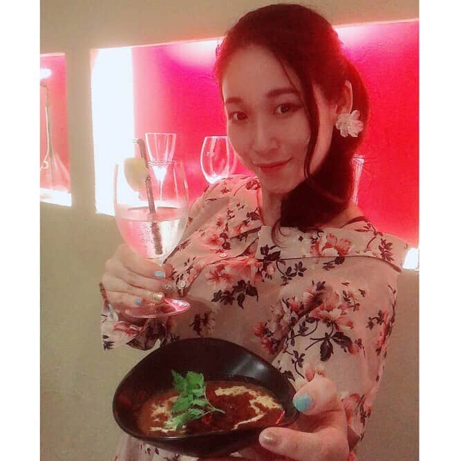 世手子さんのインスタグラム写真 - (世手子Instagram)「If you go here, you can enjoy the best hospitality(*´◒`*) The finest sirloin is exceptional(^_^)v https://item.woomy.me/c/47002 @nikukabuku  新宿#肉かぶく 行ってきたょ(=^▽^)σ どんな疲れも吹っ飛ぶおもてなし( ✌︎'ω')✌︎ 前菜は、茄子のおひたしと贅沢！生わさびと山芋のとろける #肉そうめん っっ 鮮度もバッチリっっ  本日のスープは牛骨スープ٩( 'ω' )و  #特上タン　岩塩とレモンで #特選ハラミ　自家製のタレで  幸せっっ 全部柔らかで美味しいっっ  グリーンサラダもさっぱりっっ  接客もバッチリの #おもてなし です(๑˃̵ᴗ˂̵) 濃厚ビーフシチューもトロトロ濃厚でした(*⁰▿⁰*) 和牛　モモ肉のたたき　山葵ヴィネグレットソースも柔らかすぎて堪能っっ  厳選　和牛A5のサーロイン の焼きもトロけるうまさっっ  今年一番かもしれないっっ  ラストメインは、【名物】特選Ａ５サーロインのひとくち焼きすき丼 っっ こりゃやばい美味しすぎました|(￣3￣)| シメはさっぱり稲庭うどんっっ だれがシャーベットでひんやり楽しめる美しさでした（≧∇≦） デザートはイチゴと粒あんのブランマンジェ と紅茶（´-`）.｡oO 夢のようなひと時っっ #nailmatic でオシャレにコーデしてきてよかったU^ェ^U #ネイルマティック も映えるステキなお店っっ #人生で一度 は行ってほしいお店(=´∀｀)人(´∀｀=) 新宿 肉かぶくで調べてみてね٩(^‿^)۶ 肉パワーで今日のライブ頑張る！！！ Casting by @woomy.restaurant #ピアス：#ルピス @queen.lupis (v0247)」6月25日 11時35分 - rojide