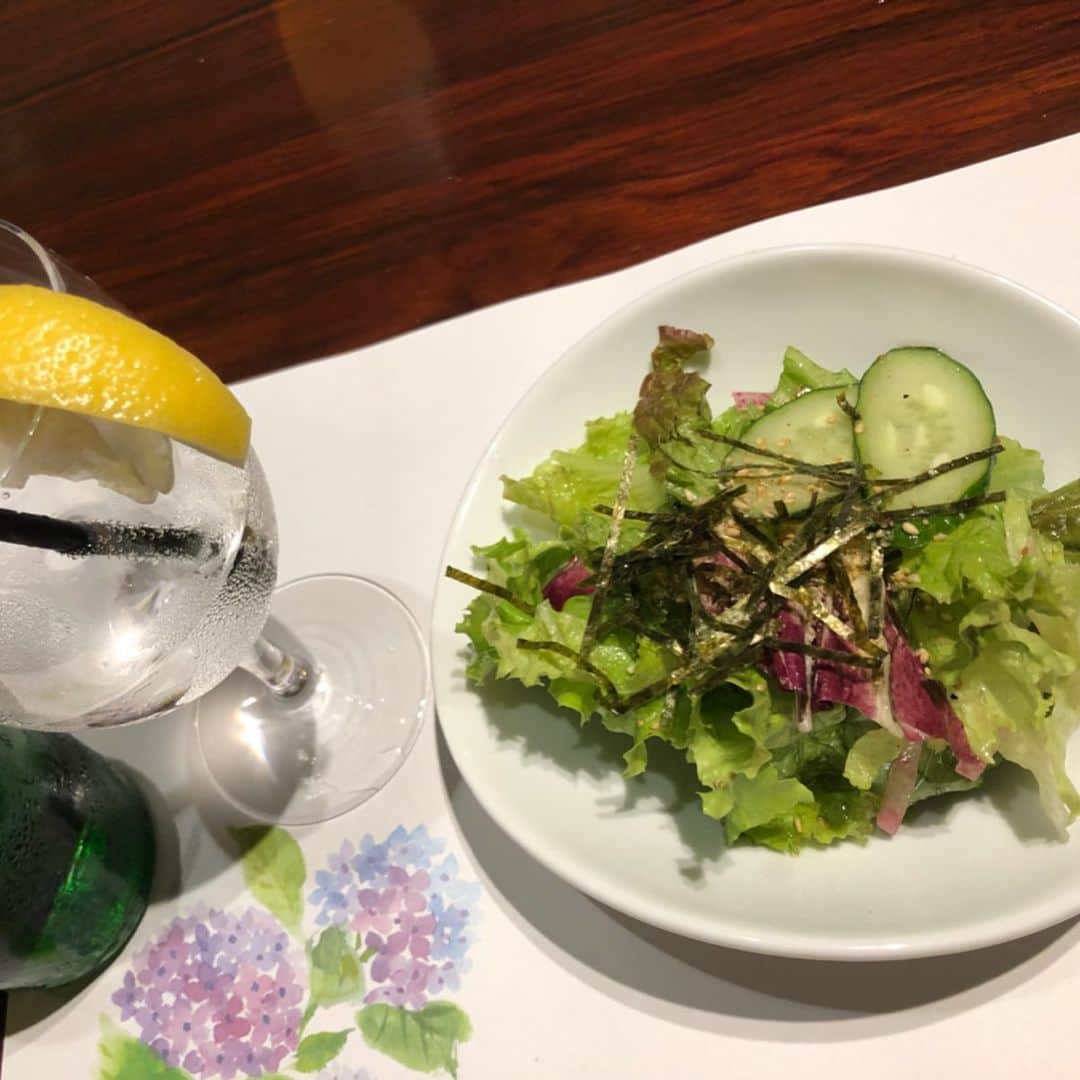 世手子さんのインスタグラム写真 - (世手子Instagram)「If you go here, you can enjoy the best hospitality(*´◒`*) The finest sirloin is exceptional(^_^)v https://item.woomy.me/c/47002 @nikukabuku  新宿#肉かぶく 行ってきたょ(=^▽^)σ どんな疲れも吹っ飛ぶおもてなし( ✌︎'ω')✌︎ 前菜は、茄子のおひたしと贅沢！生わさびと山芋のとろける #肉そうめん っっ 鮮度もバッチリっっ  本日のスープは牛骨スープ٩( 'ω' )و  #特上タン　岩塩とレモンで #特選ハラミ　自家製のタレで  幸せっっ 全部柔らかで美味しいっっ  グリーンサラダもさっぱりっっ  接客もバッチリの #おもてなし です(๑˃̵ᴗ˂̵) 濃厚ビーフシチューもトロトロ濃厚でした(*⁰▿⁰*) 和牛　モモ肉のたたき　山葵ヴィネグレットソースも柔らかすぎて堪能っっ  厳選　和牛A5のサーロイン の焼きもトロけるうまさっっ  今年一番かもしれないっっ  ラストメインは、【名物】特選Ａ５サーロインのひとくち焼きすき丼 っっ こりゃやばい美味しすぎました|(￣3￣)| シメはさっぱり稲庭うどんっっ だれがシャーベットでひんやり楽しめる美しさでした（≧∇≦） デザートはイチゴと粒あんのブランマンジェ と紅茶（´-`）.｡oO 夢のようなひと時っっ #nailmatic でオシャレにコーデしてきてよかったU^ェ^U #ネイルマティック も映えるステキなお店っっ #人生で一度 は行ってほしいお店(=´∀｀)人(´∀｀=) 新宿 肉かぶくで調べてみてね٩(^‿^)۶ 肉パワーで今日のライブ頑張る！！！ Casting by @woomy.restaurant #ピアス：#ルピス @queen.lupis (v0247)」6月25日 11時35分 - rojide