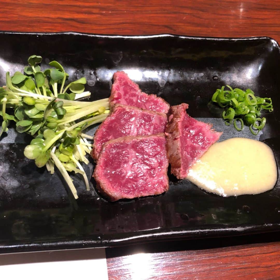 世手子さんのインスタグラム写真 - (世手子Instagram)「If you go here, you can enjoy the best hospitality(*´◒`*) The finest sirloin is exceptional(^_^)v https://item.woomy.me/c/47002 @nikukabuku  新宿#肉かぶく 行ってきたょ(=^▽^)σ どんな疲れも吹っ飛ぶおもてなし( ✌︎'ω')✌︎ 前菜は、茄子のおひたしと贅沢！生わさびと山芋のとろける #肉そうめん っっ 鮮度もバッチリっっ  本日のスープは牛骨スープ٩( 'ω' )و  #特上タン　岩塩とレモンで #特選ハラミ　自家製のタレで  幸せっっ 全部柔らかで美味しいっっ  グリーンサラダもさっぱりっっ  接客もバッチリの #おもてなし です(๑˃̵ᴗ˂̵) 濃厚ビーフシチューもトロトロ濃厚でした(*⁰▿⁰*) 和牛　モモ肉のたたき　山葵ヴィネグレットソースも柔らかすぎて堪能っっ  厳選　和牛A5のサーロイン の焼きもトロけるうまさっっ  今年一番かもしれないっっ  ラストメインは、【名物】特選Ａ５サーロインのひとくち焼きすき丼 っっ こりゃやばい美味しすぎました|(￣3￣)| シメはさっぱり稲庭うどんっっ だれがシャーベットでひんやり楽しめる美しさでした（≧∇≦） デザートはイチゴと粒あんのブランマンジェ と紅茶（´-`）.｡oO 夢のようなひと時っっ #nailmatic でオシャレにコーデしてきてよかったU^ェ^U #ネイルマティック も映えるステキなお店っっ #人生で一度 は行ってほしいお店(=´∀｀)人(´∀｀=) 新宿 肉かぶくで調べてみてね٩(^‿^)۶ 肉パワーで今日のライブ頑張る！！！ Casting by @woomy.restaurant #ピアス：#ルピス @queen.lupis (v0247)」6月25日 11時35分 - rojide