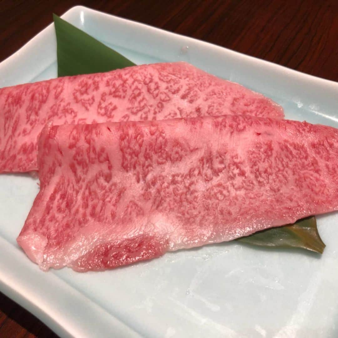 世手子さんのインスタグラム写真 - (世手子Instagram)「If you go here, you can enjoy the best hospitality(*´◒`*) The finest sirloin is exceptional(^_^)v https://item.woomy.me/c/47002 @nikukabuku  新宿#肉かぶく 行ってきたょ(=^▽^)σ どんな疲れも吹っ飛ぶおもてなし( ✌︎'ω')✌︎ 前菜は、茄子のおひたしと贅沢！生わさびと山芋のとろける #肉そうめん っっ 鮮度もバッチリっっ  本日のスープは牛骨スープ٩( 'ω' )و  #特上タン　岩塩とレモンで #特選ハラミ　自家製のタレで  幸せっっ 全部柔らかで美味しいっっ  グリーンサラダもさっぱりっっ  接客もバッチリの #おもてなし です(๑˃̵ᴗ˂̵) 濃厚ビーフシチューもトロトロ濃厚でした(*⁰▿⁰*) 和牛　モモ肉のたたき　山葵ヴィネグレットソースも柔らかすぎて堪能っっ  厳選　和牛A5のサーロイン の焼きもトロけるうまさっっ  今年一番かもしれないっっ  ラストメインは、【名物】特選Ａ５サーロインのひとくち焼きすき丼 っっ こりゃやばい美味しすぎました|(￣3￣)| シメはさっぱり稲庭うどんっっ だれがシャーベットでひんやり楽しめる美しさでした（≧∇≦） デザートはイチゴと粒あんのブランマンジェ と紅茶（´-`）.｡oO 夢のようなひと時っっ #nailmatic でオシャレにコーデしてきてよかったU^ェ^U #ネイルマティック も映えるステキなお店っっ #人生で一度 は行ってほしいお店(=´∀｀)人(´∀｀=) 新宿 肉かぶくで調べてみてね٩(^‿^)۶ 肉パワーで今日のライブ頑張る！！！ Casting by @woomy.restaurant #ピアス：#ルピス @queen.lupis (v0247)」6月25日 11時35分 - rojide