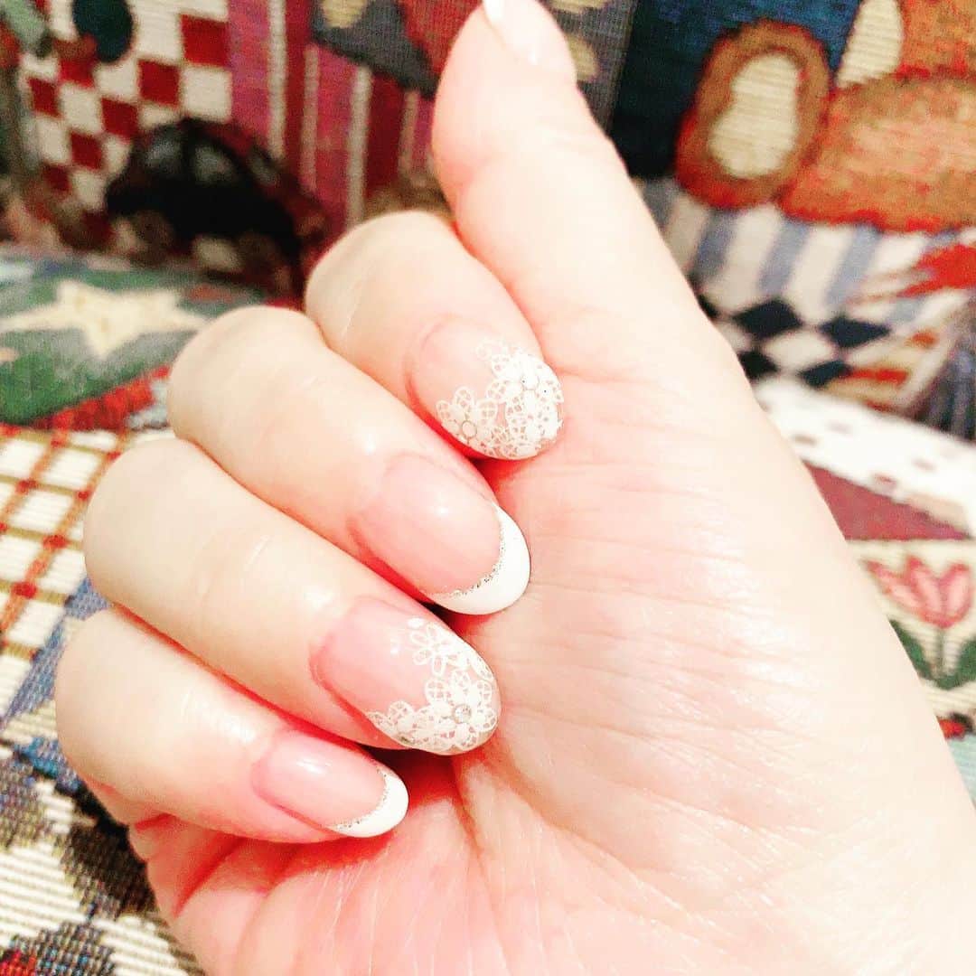 のインスタグラム：「朝一で Nail care&color change💅  #いつもの白フレンチに #お花レースのフレンチ2本ずつ #Paris仕様 #手はいつも綺麗でいたい #50代nail✨  @navynail.yumiko  @shizu_nfa」