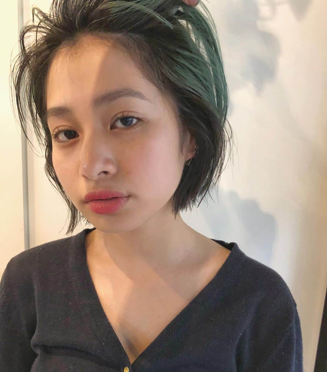 カワシリアツシのインスタグラム：「セクションカラー🌿 ・ ・ ・ ・ブリーチの回数がわからない。 ・値段が気になる。 ・ダメージが心配。など なんでもご気軽にご相談ください😊 ・ ご予約やご相談はURLもしくはDM・LINEにて待ちしております🙆‍♂️ ・ ・ ・ ご予約はトップページURLをクリック😊 もしくはDMください✉️ ・ ネットで×になってても お取りできるお時間もございますので、 ご気軽にご相談ください🙆‍♂️ ・  #アディクシー #イルミナカラー  #外国人風カラー #ミニボブ #切りっぱなしボブ #ハイライト #外ハネ #グラデーション #外国人風 #ポートレート #美容室 #美容院 #美容学生 #撮影 #東京 #渋谷  #ショートヘア #グレージュ  #ブルージュ #ブリーチ #portrait #フィルムカメラ #hairstyle #ショートカット #haircolor #ハイトーン #데일리룩 #时尚 #แฟชั่น#デジキュア」