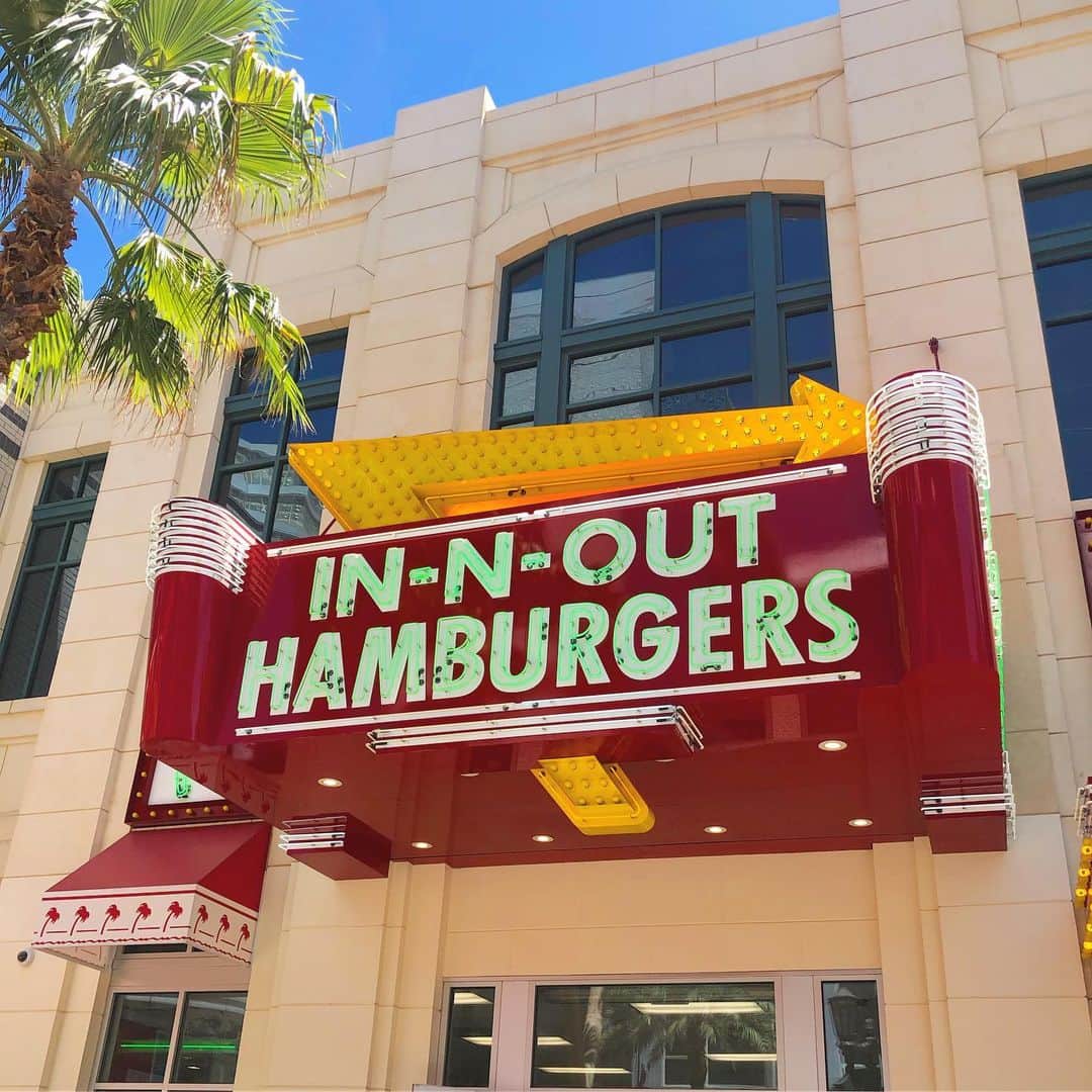 マキ・コニクソンさんのインスタグラム写真 - (マキ・コニクソンInstagram)「ナエコちゃんにはホテルのお部屋でゆっくりしててもらって、 わたし達は炎天下の中歩いて約10分ダブル チーズバーガーを買いに”In-N-Out Burger”に来ました！アミちゃん大絶賛して夜も食べたいって言ってくれるぐらい気に入ってくれました！👍🏼 ハワイで食べれないから余計に美味しく感じるのかな。🤔 いつも混んでるけど コスパも良いしお勧め！👍🏼 #ラスベガスのおすそ分け🤙🏼」6月25日 11時44分 - makikonikson
