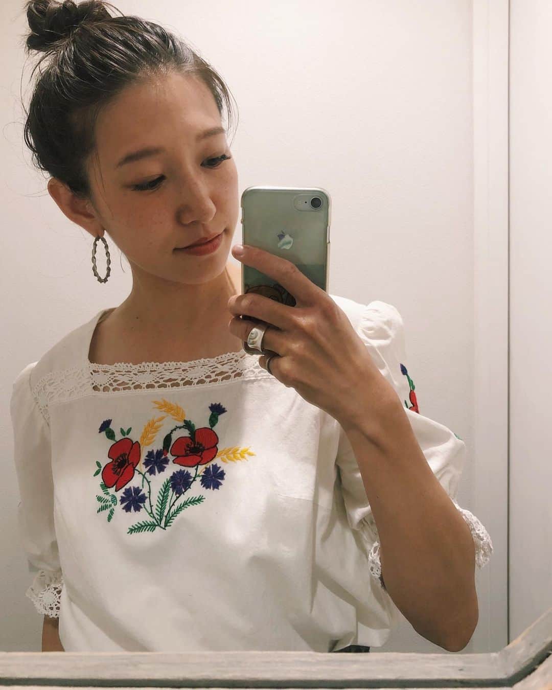 のインスタグラム：「ポピーの刺繍だなんて🧵💯 金沢で見つけた一目惚れの古着ブラウス🤲🏻✨」