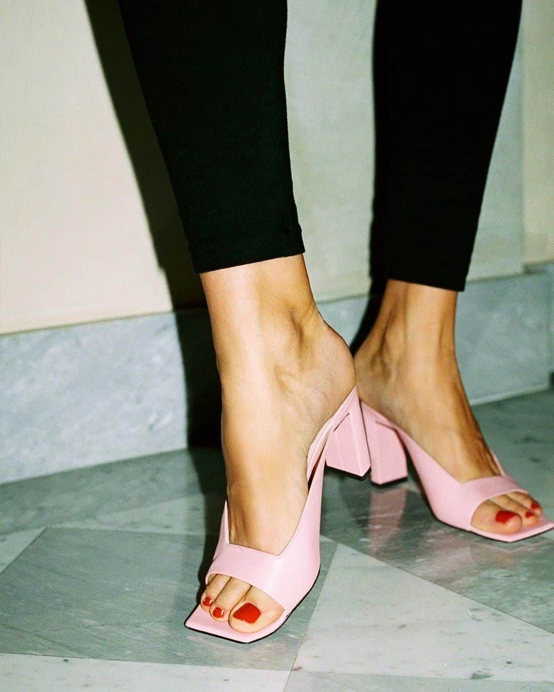 WHO WHAT WEARさんのインスタグラム写真 - (WHO WHAT WEARInstagram)「Farewell, strappy sandals—square-toe heels are the next big shoe trend to dominate. The shoes are sweeping our Instagram feeds and fashion girls have locked them in as the style to be wearing right now. Tap our link for more on the trend. #HighlyDocumented photos: @taniasarin, @wandler, @tamumcpherson, @miista」6月25日 11時41分 - whowhatwear