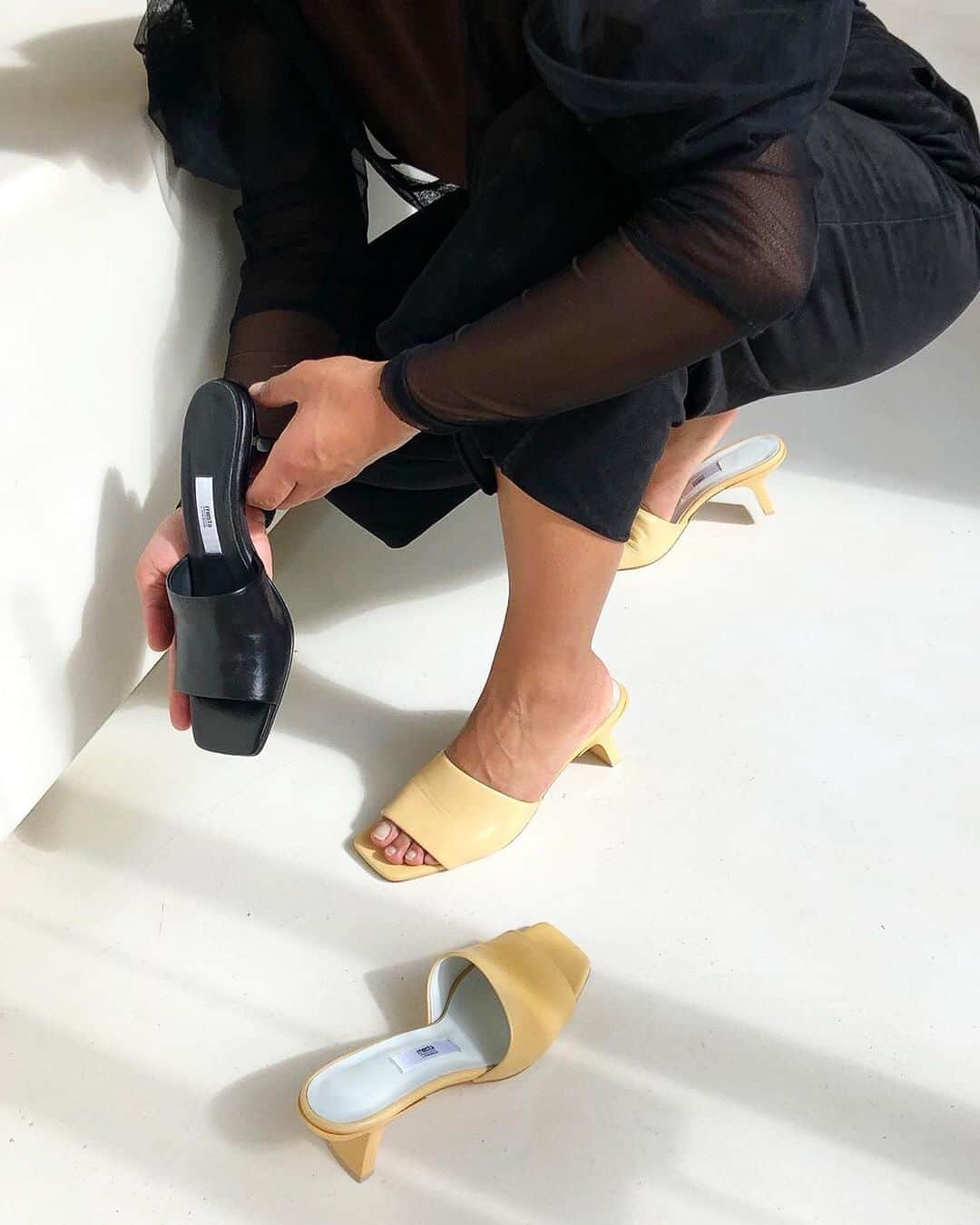 WHO WHAT WEARさんのインスタグラム写真 - (WHO WHAT WEARInstagram)「Farewell, strappy sandals—square-toe heels are the next big shoe trend to dominate. The shoes are sweeping our Instagram feeds and fashion girls have locked them in as the style to be wearing right now. Tap our link for more on the trend. #HighlyDocumented photos: @taniasarin, @wandler, @tamumcpherson, @miista」6月25日 11時41分 - whowhatwear