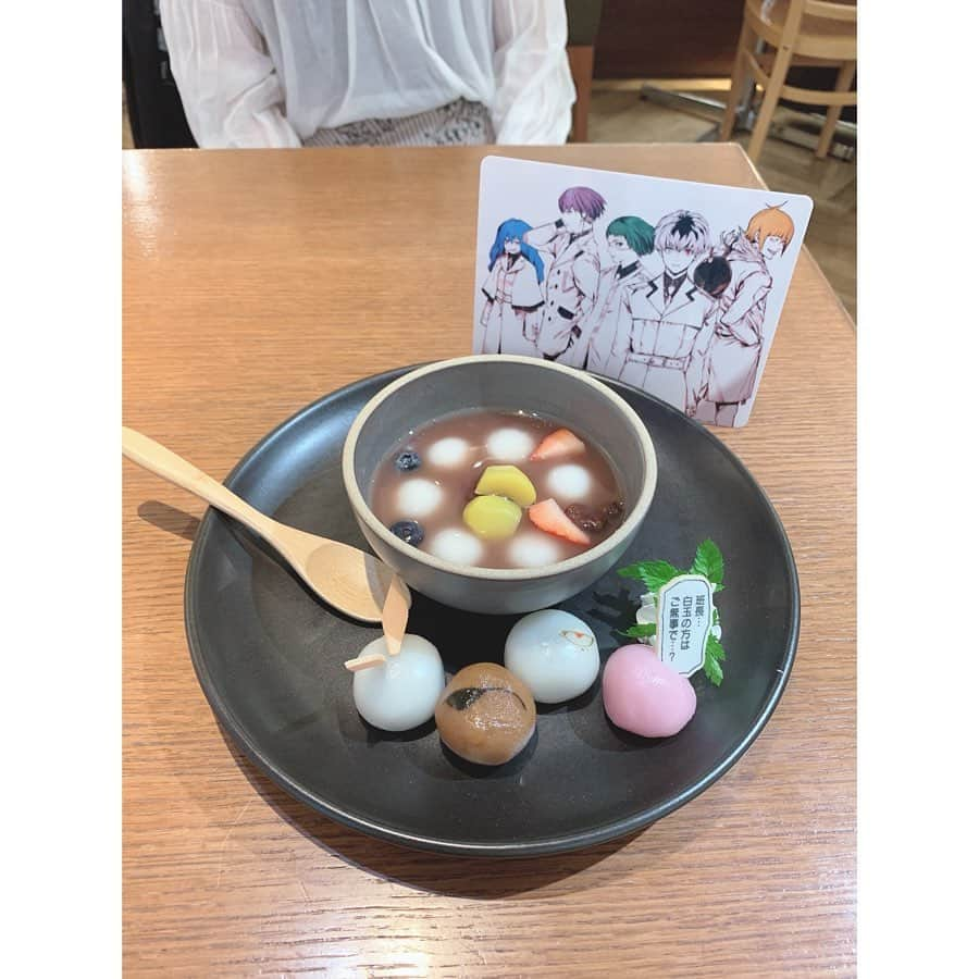 小越しほみさんのインスタグラム写真 - (小越しほみInstagram)「やっと東京喰種:reのカフェに行ってきた！☕️✨ 全然並んでなかったぁー！ ・ 原作画厨なので石田スイ先生の絵がたくさん散りばめられててよだれでましたぁ🤤💓 ・ メニューは月山さんのローストビーフとニムラお手製塩野のパテ、クインクス班の白玉お汁粉を頼んだよ🍽 ネタか迷ったけど純粋に美味しそうなのにして結果正解だった😋笑 ・ グッズは前回の喰種カフェで買って壊れたキーホルダーまた買った😂 クラッチバッグ買えばよかったか今でも気になってる...‪💭‬ ・ 地元の友達だから一応顔隠れてる写真🙈 趣味の話とかいっぱいして楽しかった🥰 ・ #東京喰種 #東京喰種カフェ #東京喰種re #東京喰種reカフェ #池袋 #池袋パルコ #parco #コラボカフェ #漫画 #アニメ #石田スイ #ヲタ活 #krex #rurume」6月25日 11時42分 - shihomi1129