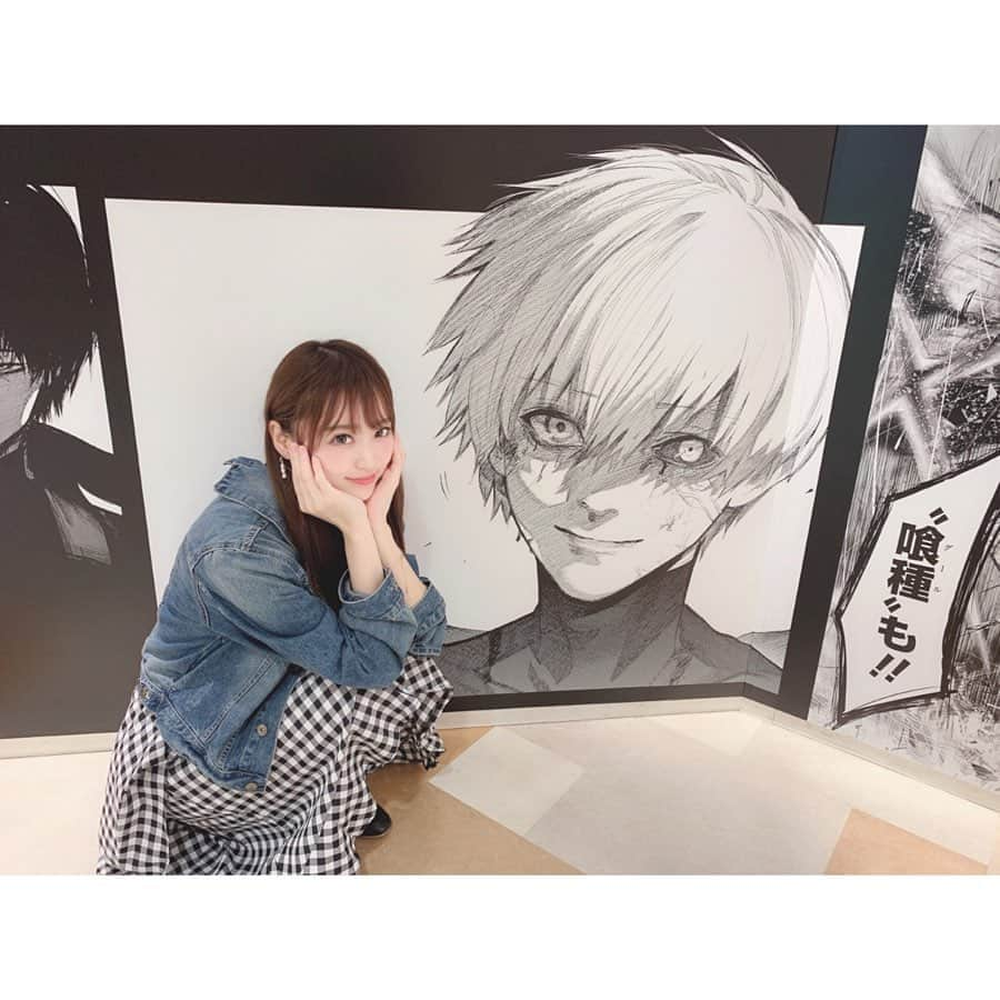 小越しほみさんのインスタグラム写真 - (小越しほみInstagram)「やっと東京喰種:reのカフェに行ってきた！☕️✨ 全然並んでなかったぁー！ ・ 原作画厨なので石田スイ先生の絵がたくさん散りばめられててよだれでましたぁ🤤💓 ・ メニューは月山さんのローストビーフとニムラお手製塩野のパテ、クインクス班の白玉お汁粉を頼んだよ🍽 ネタか迷ったけど純粋に美味しそうなのにして結果正解だった😋笑 ・ グッズは前回の喰種カフェで買って壊れたキーホルダーまた買った😂 クラッチバッグ買えばよかったか今でも気になってる...‪💭‬ ・ 地元の友達だから一応顔隠れてる写真🙈 趣味の話とかいっぱいして楽しかった🥰 ・ #東京喰種 #東京喰種カフェ #東京喰種re #東京喰種reカフェ #池袋 #池袋パルコ #parco #コラボカフェ #漫画 #アニメ #石田スイ #ヲタ活 #krex #rurume」6月25日 11時42分 - shihomi1129