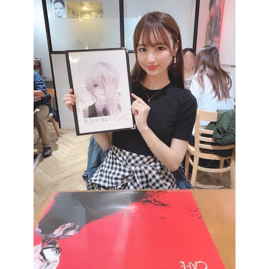 小越しほみさんのインスタグラム写真 - (小越しほみInstagram)「やっと東京喰種:reのカフェに行ってきた！☕️✨ 全然並んでなかったぁー！ ・ 原作画厨なので石田スイ先生の絵がたくさん散りばめられててよだれでましたぁ🤤💓 ・ メニューは月山さんのローストビーフとニムラお手製塩野のパテ、クインクス班の白玉お汁粉を頼んだよ🍽 ネタか迷ったけど純粋に美味しそうなのにして結果正解だった😋笑 ・ グッズは前回の喰種カフェで買って壊れたキーホルダーまた買った😂 クラッチバッグ買えばよかったか今でも気になってる...‪💭‬ ・ 地元の友達だから一応顔隠れてる写真🙈 趣味の話とかいっぱいして楽しかった🥰 ・ #東京喰種 #東京喰種カフェ #東京喰種re #東京喰種reカフェ #池袋 #池袋パルコ #parco #コラボカフェ #漫画 #アニメ #石田スイ #ヲタ活 #krex #rurume」6月25日 11時42分 - shihomi1129