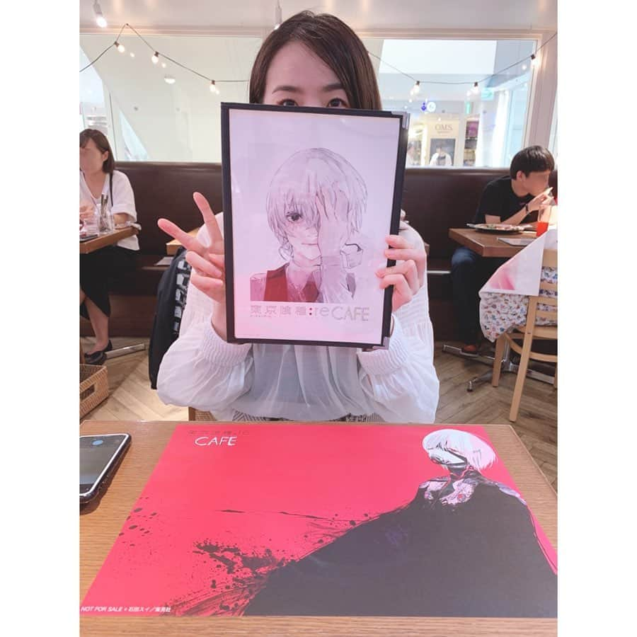 小越しほみさんのインスタグラム写真 - (小越しほみInstagram)「やっと東京喰種:reのカフェに行ってきた！☕️✨ 全然並んでなかったぁー！ ・ 原作画厨なので石田スイ先生の絵がたくさん散りばめられててよだれでましたぁ🤤💓 ・ メニューは月山さんのローストビーフとニムラお手製塩野のパテ、クインクス班の白玉お汁粉を頼んだよ🍽 ネタか迷ったけど純粋に美味しそうなのにして結果正解だった😋笑 ・ グッズは前回の喰種カフェで買って壊れたキーホルダーまた買った😂 クラッチバッグ買えばよかったか今でも気になってる...‪💭‬ ・ 地元の友達だから一応顔隠れてる写真🙈 趣味の話とかいっぱいして楽しかった🥰 ・ #東京喰種 #東京喰種カフェ #東京喰種re #東京喰種reカフェ #池袋 #池袋パルコ #parco #コラボカフェ #漫画 #アニメ #石田スイ #ヲタ活 #krex #rurume」6月25日 11時42分 - shihomi1129