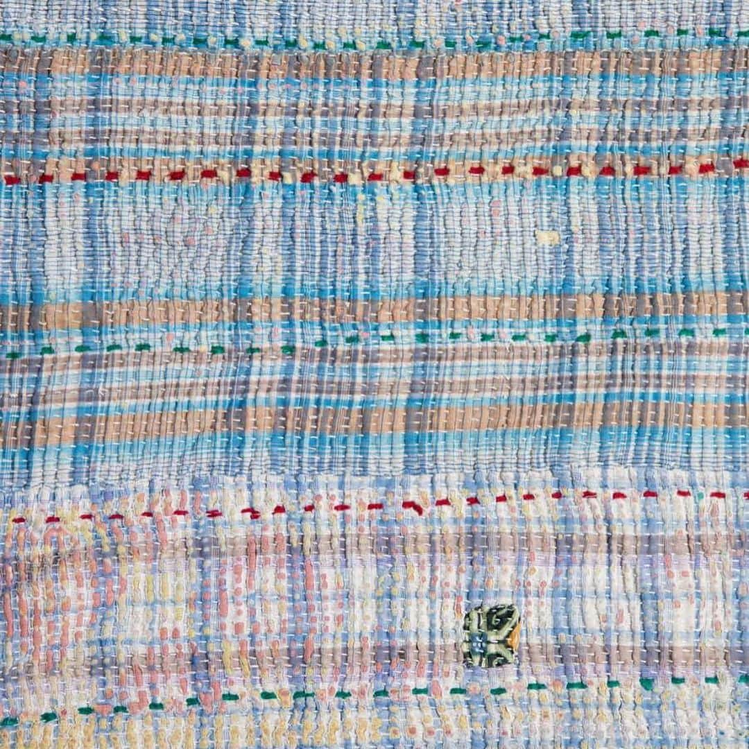 オルネ ド フォイユさんのインスタグラム写真 - (オルネ ド フォイユInstagram)「【WEBショップ入荷情報】﻿ ﻿ インドのカンタ刺繍による1点物の “カンタ・マルチカバー” が本日WEBショップに入荷します！﻿ ﻿ 色・柄全て一つ一つ異なる、擦り切れた布と刺繍のレイヤーが幾重にも重なった魅力的なファブリックとなっています。﻿ ﻿ 大人気のこちらのアイテムは、本日21:00頃よりWEBショップにて販売いたします。﻿ 今回はいつもより数量多めにご用意していますので、ぜひお気に入りのものを探してみてくださいね！﻿ ﻿ ﻿ ●本日6/25(火)21:00頃にWEBショップにて販売いたします。﻿ ●カンタ・マルチカバーは店舗にも入荷しています。﻿ ﻿ ———————————————﻿ ◯WEBショップに関するお問い合わせ◯﻿ オルネ ド フォイユWEBショップ﻿ TEL：03-6876-7832　﻿ （午前10時～午後6時／土日祝定休）﻿ e-mail：order@orne.co.jp﻿ ﻿ ﻿ #kantha #kanthaquilt #カンタ #カンタキルト #ラリーキルト #刺し子 #multicover #マルチカバー #ヴィンテージテキスタイル #kanthacover #カンタカバー#kanthacushion #カンタクッション #cushion #クッション #homefabric #ホームファブリック #living #livingroom #布もの #fabriclover #fabricaddict #布好き #暮らしを楽しむ #暮らし #interior #インテリア #ornedefeuilles #オルネドフォイユ」6月25日 11時47分 - ornedefeuilles