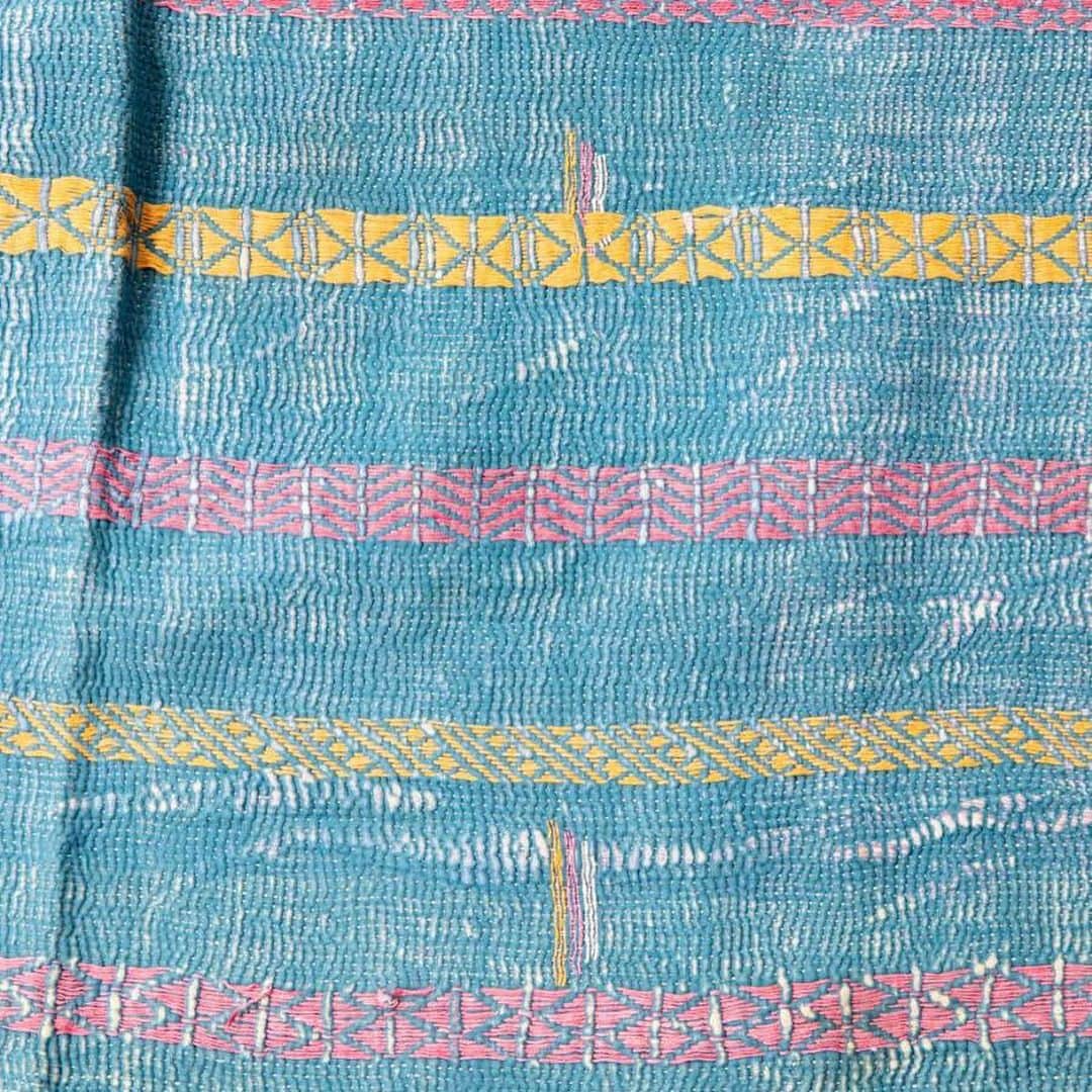 オルネ ド フォイユさんのインスタグラム写真 - (オルネ ド フォイユInstagram)「【WEBショップ入荷情報】﻿ ﻿ インドのカンタ刺繍による1点物の “カンタ・マルチカバー” が本日WEBショップに入荷します！﻿ ﻿ 色・柄全て一つ一つ異なる、擦り切れた布と刺繍のレイヤーが幾重にも重なった魅力的なファブリックとなっています。﻿ ﻿ 大人気のこちらのアイテムは、本日21:00頃よりWEBショップにて販売いたします。﻿ 今回はいつもより数量多めにご用意していますので、ぜひお気に入りのものを探してみてくださいね！﻿ ﻿ ﻿ ●本日6/25(火)21:00頃にWEBショップにて販売いたします。﻿ ●カンタ・マルチカバーは店舗にも入荷しています。﻿ ﻿ ———————————————﻿ ◯WEBショップに関するお問い合わせ◯﻿ オルネ ド フォイユWEBショップ﻿ TEL：03-6876-7832　﻿ （午前10時～午後6時／土日祝定休）﻿ e-mail：order@orne.co.jp﻿ ﻿ ﻿ #kantha #kanthaquilt #カンタ #カンタキルト #ラリーキルト #刺し子 #multicover #マルチカバー #ヴィンテージテキスタイル #kanthacover #カンタカバー#kanthacushion #カンタクッション #cushion #クッション #homefabric #ホームファブリック #living #livingroom #布もの #fabriclover #fabricaddict #布好き #暮らしを楽しむ #暮らし #interior #インテリア #ornedefeuilles #オルネドフォイユ」6月25日 11時47分 - ornedefeuilles