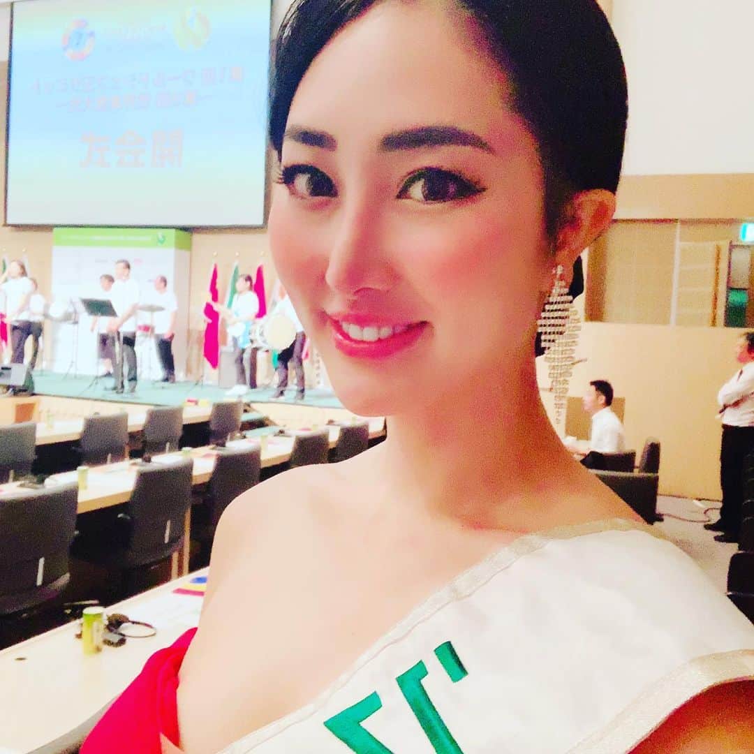 筒井菜月のインスタグラム：「【ワールドシェフ王サミットついに開幕です‼️ 】  国生みの島・淡路島で国を代表するG20参加国の一律シェフが腕を競い世界一のシェフを決定します✨  キティちゃんの形をした素敵な会場にて、入場無料・お土産と豪華な抽選つきとなっております🥰  私は一足先に世界のシェフとお会いしたのですが皆様和気あいあいと、あったかい雰囲気でした💕 ライバルでもありますが、同じ志を持った仲間ですものね✨  一体どんなお料理が披露されるのでしょうか⁉️ 世界一のシェフが誕生する瞬間を是非、お見逃しなく‼️ 《予選》6月25日（火）14：00 〜 20：00 《決勝》6月26日（水）11：00 〜 12：00  会場：HELLO KITTY SMILE 住所:兵庫県淡路市野島蟇浦（ひきのうら）985-1  https://www.sankeibiz.jp/business/amp/190624/bsd1906240500001-a.htm  #パソナグループ #パソナ #G20 #淡路島 #シェフ王 #美食 #missinternational #筒井菜月 #開運道アドバイザー #smile #beauty #delicious #chef #world」