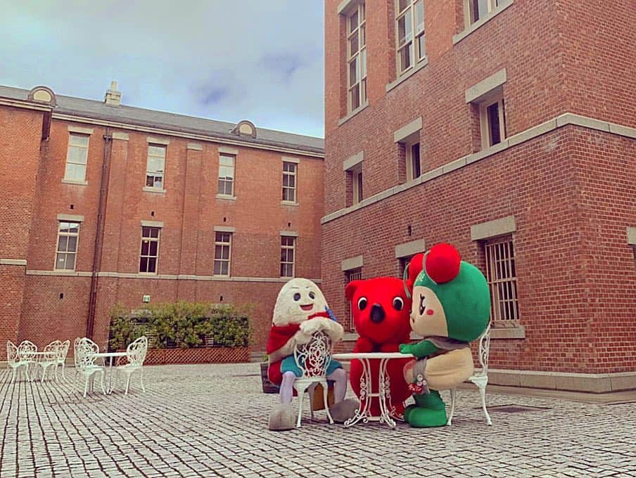 チーバくんさんのインスタグラム写真 - (チーバくんInstagram)「ノスタルジック☆ヤマガタ #カッコイイ建物  #カッコイイチーバくん  #カッコイイチェリン  #カッコイイじゅっきー  #ルネサンス建築  #旧山形県庁舎  #るろ剣ロケ地  #チーバくんの修学旅行  #チーバくん  #chibakun  #千葉県  #山形県  #山形市  #山形県郷土館  #文翔館」6月25日 11時49分 - chibakun0111