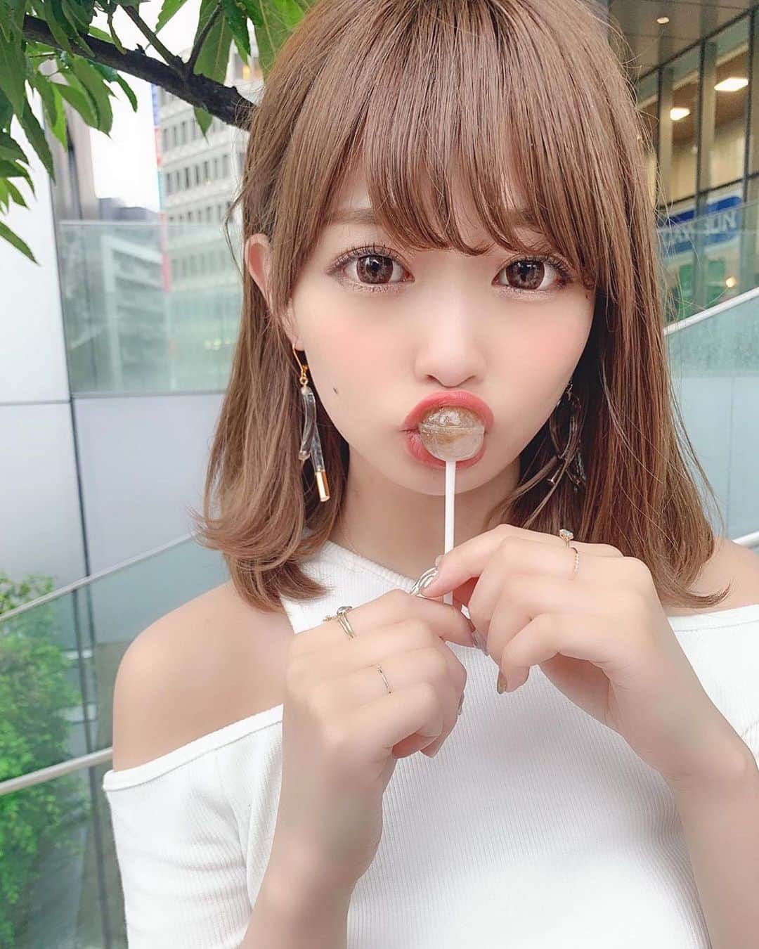 美女美容事情さんのインスタグラム写真 - (美女美容事情Instagram)「《チュッパチャプスは…⁉️🥤》⠀ *⠀ リポストを使って、素敵な写真📷✨を投稿されてる方を紹介させて頂く⠀⠀⠀⠀ 【💄美女美容事情💅】のコーナーです✨⠀ *⠀⠀⠀⠀⠀⠀⠀ いいねやコメント、フォローして応援してね❤︎🥰🎶⁣⠀ *⠀⠀⠀⠀⠀⠀⠀ 今回ご紹介させて頂きますのは❤︎⠀ りなてぃーさん< @rinatea_25 >の素敵なお写真📸⠀ *⠀ チュッパチャプスはコーラやソーダなどのさっぱりした味がお好みなんだそうです😁この口可愛すぎます🥰きゅんきゅんしてしまいますね💕⠀ *⠀⠀ りなてぃーさんのアカウントには他にも素晴らしい投稿が沢山ありますので是非覗いてみてくださいね💁‍♀️💙⠀ *⠀⠀ りなてぃーさん< @rinatea_25 >⠀ 素敵な投稿ありがとうございました☺️📸✨⠀⠀⠀⠀⠀⠀⠀⠀ △▼△▼△▼△▼△▼△▼△▼△▼△▼⠀⠀⠀⠀⠀⠀⠀⠀⠀⠀⠀⠀⠀⠀⠀⠀⠀⠀⠀⠀⠀⠀⠀⠀⠀⠀⠀⠀⠀⠀⠀⠀⠀ ❤🧡💛「美女美容事情」💚💙💜⠀⠀⠀⠀⠀⠀⠀⠀⠀⠀⠀⠀⠀⠀⠀ 👇掲載ご希望の方は👇⠀⠀⠀⠀⠀⠀⠀⠀⠀⠀⠀⠀⠀⠀⠀⠀ @b_b_j.jタグ付けと🖤 # ビジョビ⠀🖤⠀⠀⠀⠀⠀⠀⠀⠀⠀⠀⠀⠀⠀⠀⠀ をタグ付けお願いします✨⠀⠀⠀⠀⠀⠀⠀⠀⠀⠀⠀⠀⠀⠀⠀⠀ ――――――――――――――――⠀⠀⠀⠀⠀⠀⠀⠀⠀⠀⠀⠀⠀⠀⠀⠀⠀⠀⠀⠀⠀⠀⠀ ～姉妹アカウントのご紹介～⠀⠀⠀⠀⠀⠀⠀⠀⠀⠀⠀⠀⠀⠀⠀⠀⠀⠀⠀⠀⠀⠀⠀⠀⠀⠀⠀ ◇美容情報を紹介している«美女美容事情～Beauty～»⠀⠀⠀⠀⠀⠀⠀⠀⠀⠀⠀⠀⠀⠀⠀⠀⠀⠀⠀⠀⠀⠀⠀⠀⠀⠀ ( @b_b_j.j_b )⠀⠀⠀⠀⠀⠀⠀⠀⠀⠀⠀⠀⠀⠀⠀⠀⠀⠀⠀⠀⠀⠀⠀⠀⠀⠀⠀ ◇美しい旅スポット紹介をしている«美 spot»⠀⠀⠀⠀⠀⠀⠀⠀⠀⠀⠀⠀⠀⠀⠀⠀⠀⠀⠀⠀⠀⠀⠀⠀⠀ ( @b__spo )⠀⠀ ⠀ ◇ビジョビがお届けするセレクトショップ«bi select»⠀ ( @bi_select )⠀ ⠀⠀⠀⠀⠀⠀⠀⠀⠀⠀⠀⠀⠀⠀⠀⠀⠀⠀⠀⠀⠀ よかったらこちらも覗いてみてね✨⠀ ――――――――――――――――⠀⠀⠀ @b_b_j.j⠀⠀ #メイク #beauty⠀⠀#自撮り ⠀⠀ #ヘアスタイル #おとな女子 ⠀⠀⠀⠀⠀⠀⠀⠀⠀ #ヘアアレンジ  #カラコン ⠀⠀⠀⠀⠀⠀ #アイシャドウ #女子力アップ ⠀⠀⠀⠀⠀⠀⠀⠀⠀⠀ #アイライン #美意識⠀⠀⠀ #女子力 #女子力向上⠀⠀⠀⠀⠀⠀⠀⠀⠀ #リップ #チーク⠀⠀⠀ #自撮り女子 #セルフィー ⠀⠀ #naturalbeauty #makeup⠀ #チュッパチャプス」6月25日 12時01分 - b_b_j.j