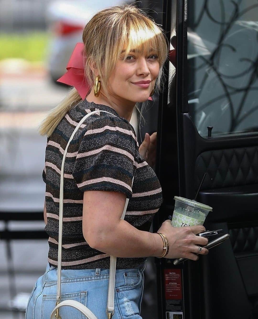 Just Jaredさんのインスタグラム写真 - (Just JaredInstagram)「@hilaryduff gets a fresh new hairdo! Swipe to see the “after” pic. #HilaryDuff Photos: Backgrid」6月25日 12時01分 - justjared