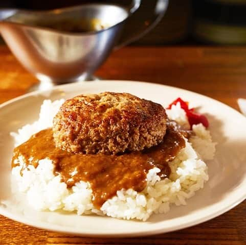 東京カレンダーさんのインスタグラム写真 - (東京カレンダーInstagram)「粗めの食感が肉々しい、焼き立てハンバーグが鎮座する「ハンバーグステーキカレー」。こっくりしたとろみのあるルーは、コクと甘味、後からかすかにやってくる豊潤なスパイスの薫りと、心地よい辛味が後を引く。濃厚且つまろやかな口当たりで、ハンバーグは勿論、肉汁が沁みたご飯との組み合わせも堪らない！ #東京カレンダー #東カレ #tokyocalendar #lunch #curry #hamburgsteak #駒沢大学 #ボテロ #botero #ハンバーグステーキカレー」6月25日 12時02分 - tokyocalendar