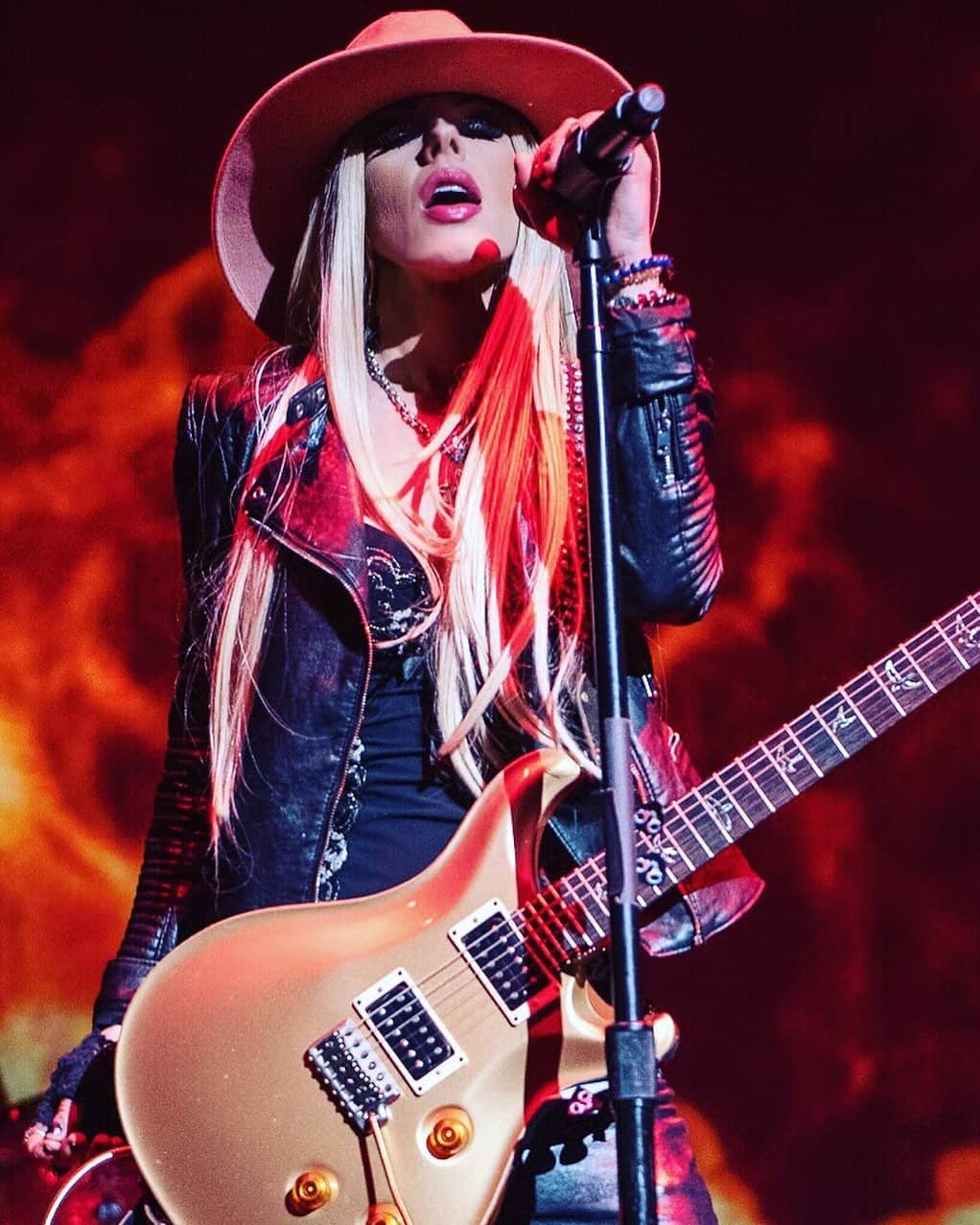 オリアンティさんのインスタグラム写真 - (オリアンティInstagram)「📷 @beintheloopchicago @prsguitars」6月25日 11時55分 - iamorianthi