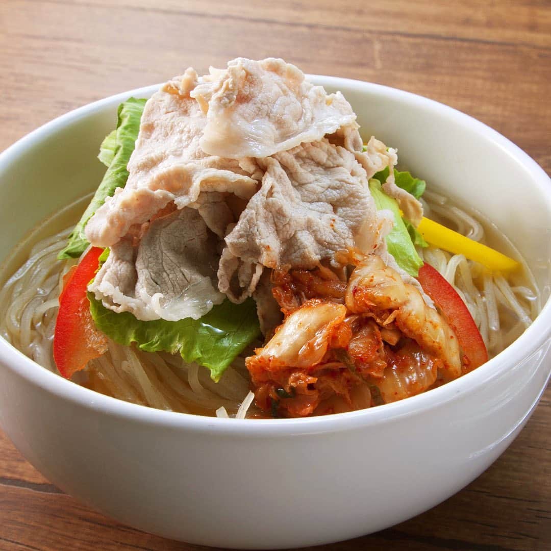 韓の食菜さんのインスタグラム写真 - (韓の食菜Instagram)「. ＼がっつり！パパめし！／ 冷しゃぶのお肉がのった豪快なパパめし！ 冷しゃぶ冷麺で暑い夏をのりきりましょう。 . レシピはこちら ‪http://han-no-shokusai.moranbong.co.jp/recipe/detail/id=3154‬ . #韓の食菜 #モランボン #冷しゃぶ冷麺 #冷麺 #韓の食菜冷麺 #韓の食菜でカラフルディッシュ #韓国料理 #おうちごはん #instafood」6月25日 12時03分 - hannoshokusai