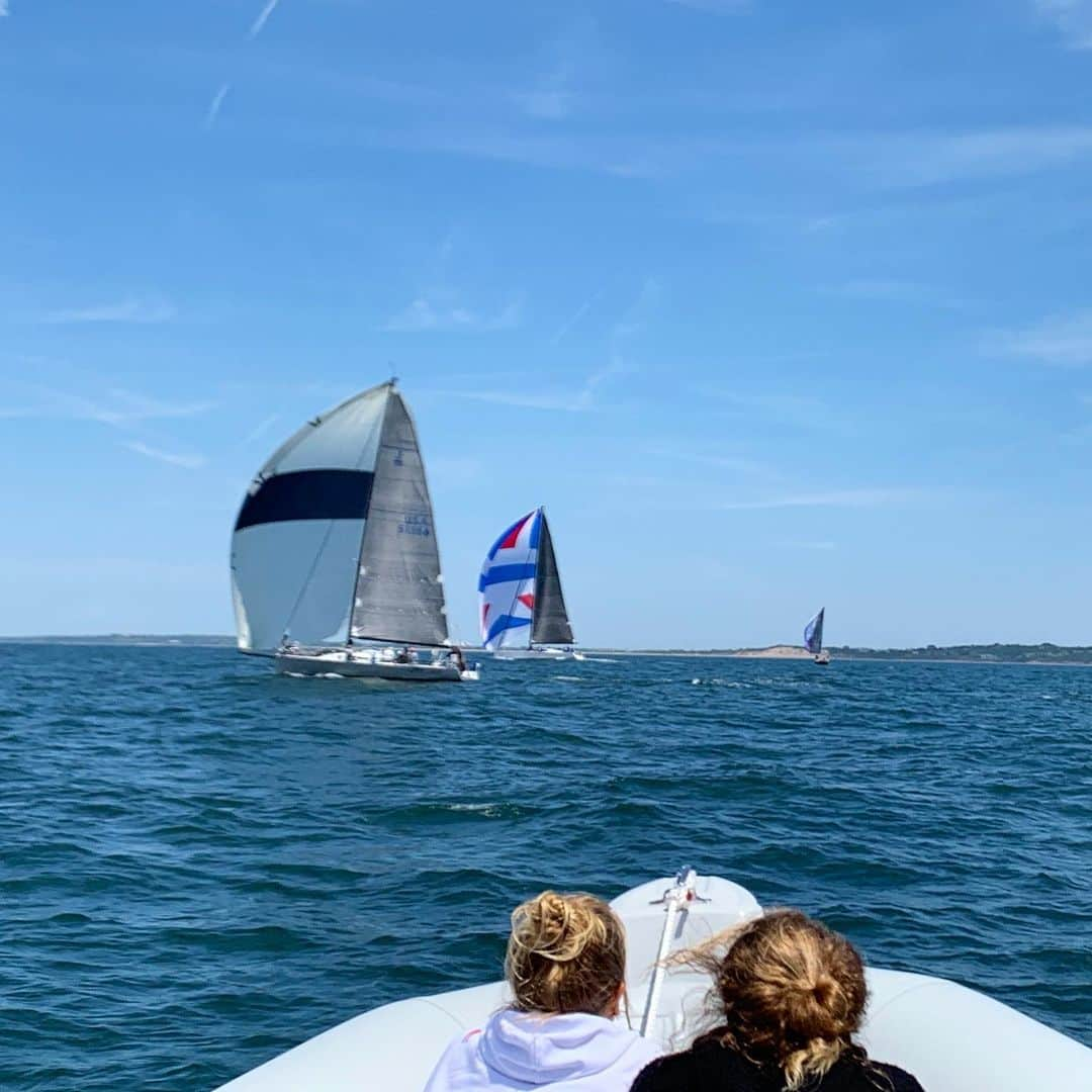 クリスティ・ブリンクリーさんのインスタグラム写真 - (クリスティ・ブリンクリーInstagram)「👈🏼Swipe left⛵️🌼 Whenever we go to Block Island we feel like we sailed back in time ...and we love it. It’s Race week so the water was in full bloom as hundreds of colorful spinnaker sails blossomed as the boats turned downwind. What an sight! Th bluffs were in bloom too! #blockisland #raceweek #regatta  #boats」6月25日 12時04分 - christiebrinkley