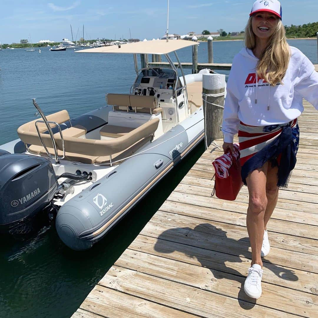 クリスティ・ブリンクリーさんのインスタグラム写真 - (クリスティ・ブリンクリーInstagram)「👈🏼Swipe left⛵️🌼 Whenever we go to Block Island we feel like we sailed back in time ...and we love it. It’s Race week so the water was in full bloom as hundreds of colorful spinnaker sails blossomed as the boats turned downwind. What an sight! Th bluffs were in bloom too! #blockisland #raceweek #regatta  #boats」6月25日 12時04分 - christiebrinkley