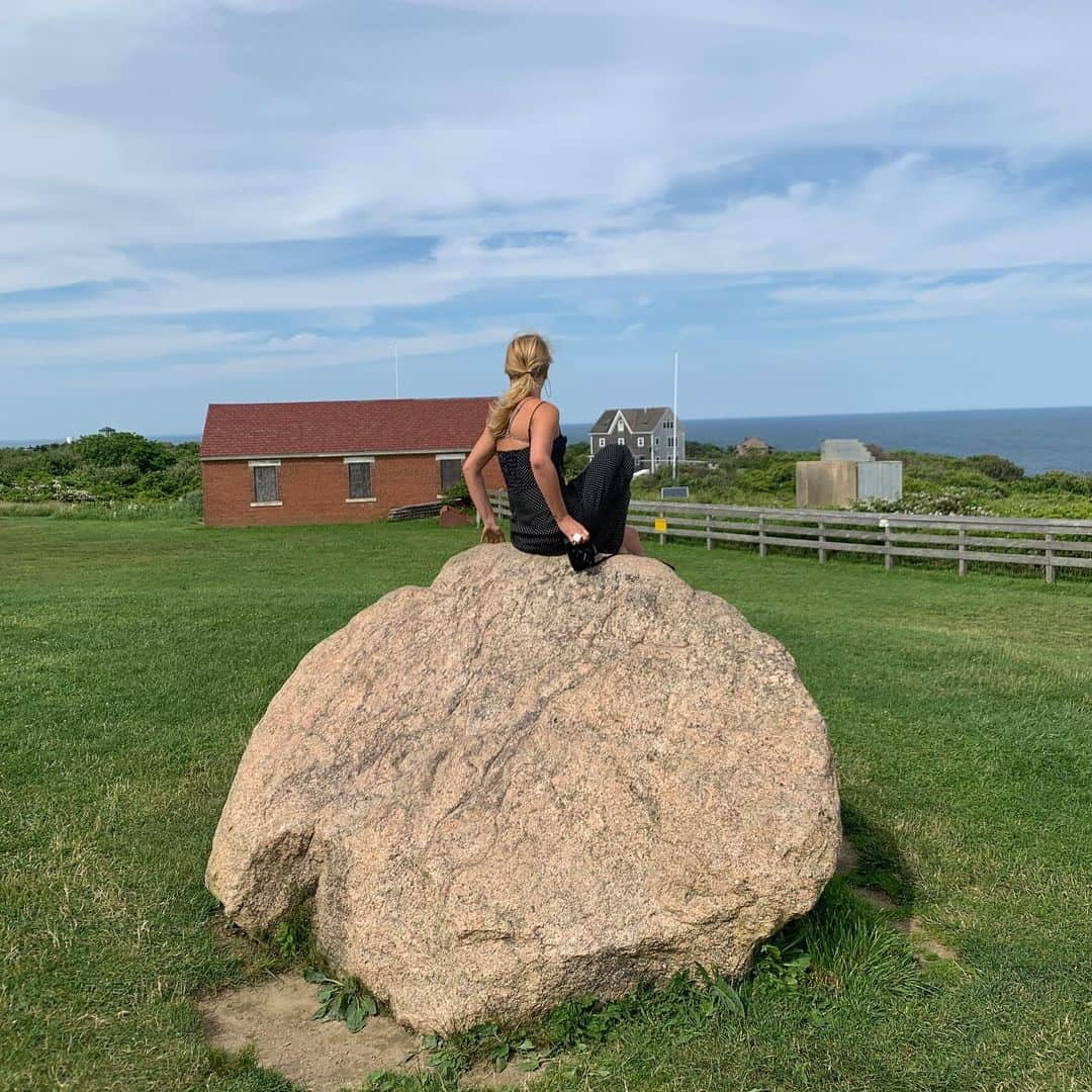 クリスティ・ブリンクリーさんのインスタグラム写真 - (クリスティ・ブリンクリーInstagram)「👈🏼Swipe left⛵️🌼 Whenever we go to Block Island we feel like we sailed back in time ...and we love it. It’s Race week so the water was in full bloom as hundreds of colorful spinnaker sails blossomed as the boats turned downwind. What an sight! Th bluffs were in bloom too! #blockisland #raceweek #regatta  #boats」6月25日 12時04分 - christiebrinkley