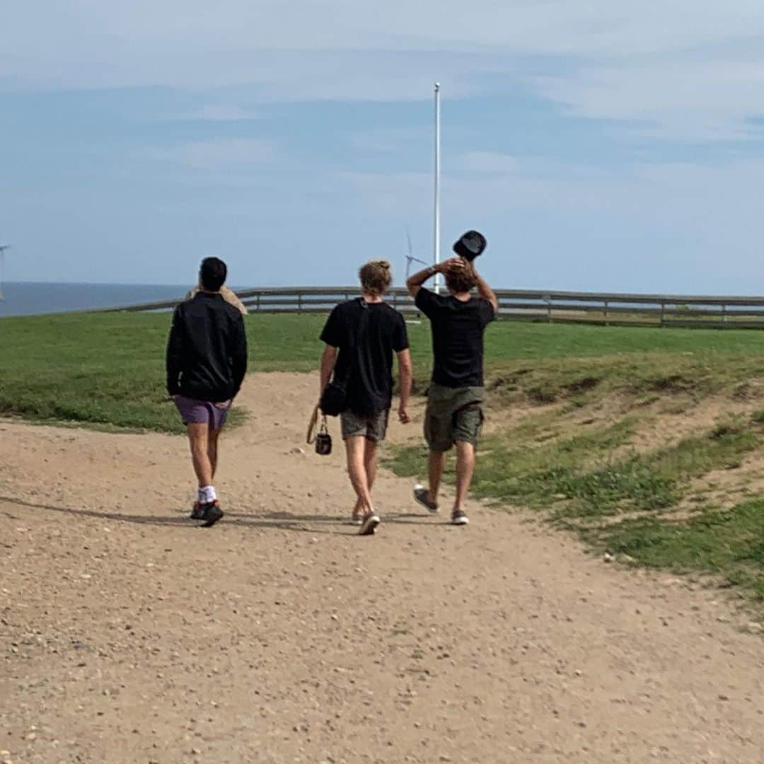 クリスティ・ブリンクリーさんのインスタグラム写真 - (クリスティ・ブリンクリーInstagram)「👈🏼Swipe left⛵️🌼 Whenever we go to Block Island we feel like we sailed back in time ...and we love it. It’s Race week so the water was in full bloom as hundreds of colorful spinnaker sails blossomed as the boats turned downwind. What an sight! Th bluffs were in bloom too! #blockisland #raceweek #regatta  #boats」6月25日 12時04分 - christiebrinkley