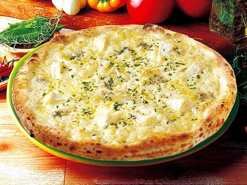 宅配ピザ「ナポリの窯」さんのインスタグラム写真 - (宅配ピザ「ナポリの窯」Instagram)「6種類チーズのピッツァで チーズ楽しもう♪﻿ ﻿ 濃厚なコクと旨味のあるチーズの女王・カマンベール﻿ 世界三大ブルーチーズの一つで塩味が特徴の・ゴルゴンゾーラ﻿ クリーミィでマイルドな味わいの・ゴーダ﻿ あっさりしていて伸びのよい・ステッペン﻿ ほんのり甘い・サムソー﻿ コクのある・モントレージャック﻿ ﻿ チーズ好きの方にとてもオススメです♡﻿ ﻿ #ナポリの窯 ﻿﻿﻿﻿﻿﻿﻿﻿﻿﻿﻿﻿﻿﻿﻿ #ナポリ ﻿﻿﻿﻿﻿﻿﻿﻿﻿﻿﻿﻿﻿﻿﻿ #ピザパ ﻿﻿﻿﻿﻿﻿﻿﻿﻿﻿﻿﻿﻿﻿﻿ #ランチ ﻿﻿﻿﻿﻿﻿﻿﻿﻿﻿﻿﻿﻿﻿﻿ #ディナー ﻿﻿﻿﻿﻿﻿﻿﻿﻿﻿﻿﻿﻿﻿﻿ #🍕 #ピザ ﻿﻿﻿﻿﻿﻿﻿﻿﻿﻿﻿﻿﻿﻿﻿ #ピッツァ﻿﻿﻿﻿﻿﻿﻿﻿﻿﻿﻿﻿﻿﻿﻿ #宅配ピザ ﻿﻿﻿﻿﻿﻿﻿﻿﻿﻿﻿﻿﻿﻿﻿ #デリバリーピザ ﻿﻿﻿﻿﻿﻿﻿﻿﻿﻿﻿﻿﻿﻿﻿ #おいしい ﻿﻿﻿﻿﻿﻿﻿﻿﻿﻿﻿﻿﻿﻿﻿ #美味しい ﻿﻿﻿﻿﻿﻿﻿﻿﻿﻿﻿﻿﻿﻿﻿ #美味しいピザ ﻿﻿﻿﻿﻿﻿﻿﻿﻿﻿﻿﻿﻿﻿﻿ #手作りピザ ﻿﻿﻿﻿﻿﻿﻿﻿﻿﻿﻿﻿﻿﻿﻿ #アツアツ﻿﻿﻿﻿﻿﻿﻿﻿﻿ #チーズ ﻿﻿﻿﻿﻿﻿﻿﻿﻿﻿﻿﻿﻿﻿﻿ #イタリアン　﻿﻿﻿﻿﻿﻿﻿﻿﻿﻿﻿﻿﻿﻿﻿ #パスタ ﻿﻿﻿﻿﻿﻿﻿﻿﻿﻿﻿﻿﻿﻿﻿ #dinner ﻿﻿﻿﻿﻿﻿﻿﻿﻿﻿﻿﻿﻿﻿﻿ #lunch ﻿﻿﻿﻿﻿﻿﻿﻿﻿﻿﻿﻿﻿﻿﻿ #pizza ﻿﻿﻿﻿﻿﻿﻿﻿﻿﻿﻿﻿﻿﻿﻿ #instagood ﻿﻿﻿﻿﻿﻿﻿﻿﻿﻿﻿﻿﻿﻿﻿ #instafood ﻿﻿﻿﻿﻿﻿﻿﻿﻿﻿﻿﻿﻿﻿﻿ #italian﻿ #cheese」6月25日 12時05分 - napolinokama