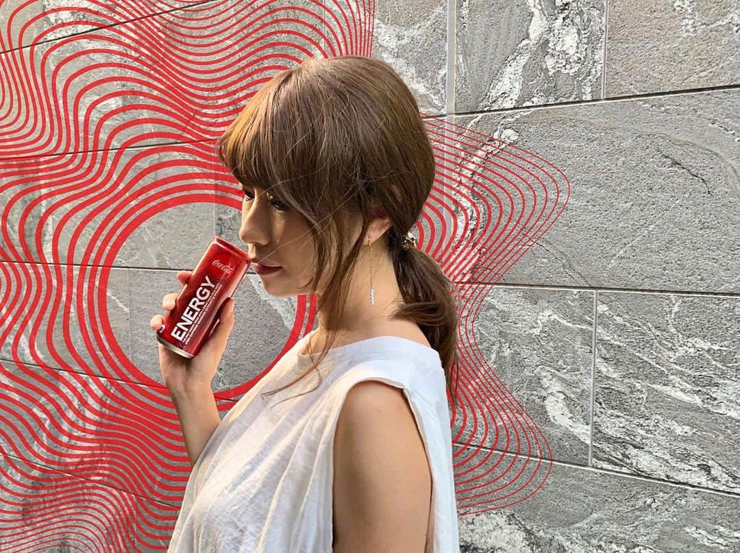 こままりえさんのインスタグラム写真 - (こままりえInstagram)「✴︎ SPREAD YOUR POSITIVE ENERGY⚡️ . @cocacola_japan さんから 発売前のコカ･コーラ エナジーを頂きました☺️ 一足お先にお試しさせてもらったけど パワーみなぎる🤩🤩 7/1 新発売だって〜✨✨ . エナジー補給したし これからまた娘ちゃんとひと遊び✌️ 追いかけっこします🏃‍♀️🏃‍♀️💨 . #ポジティブなエナジーを拡散せよ #コカ・コーラエナジー #PR #CocaColaENERGY #コカコーラエナジー #エナジードリンク」6月25日 12時06分 - komamarie